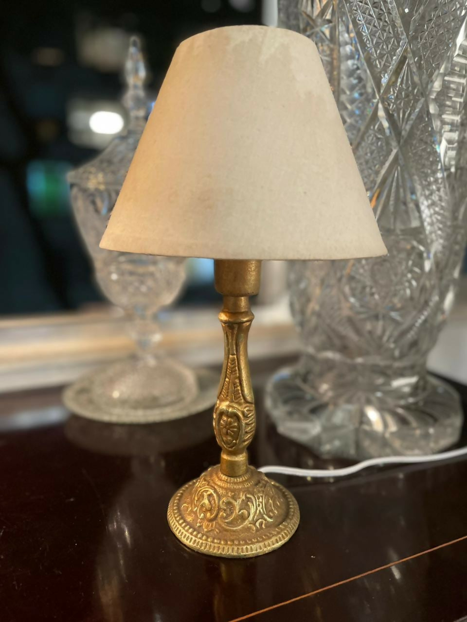 Abajur em Metal Dourado Cinzelado