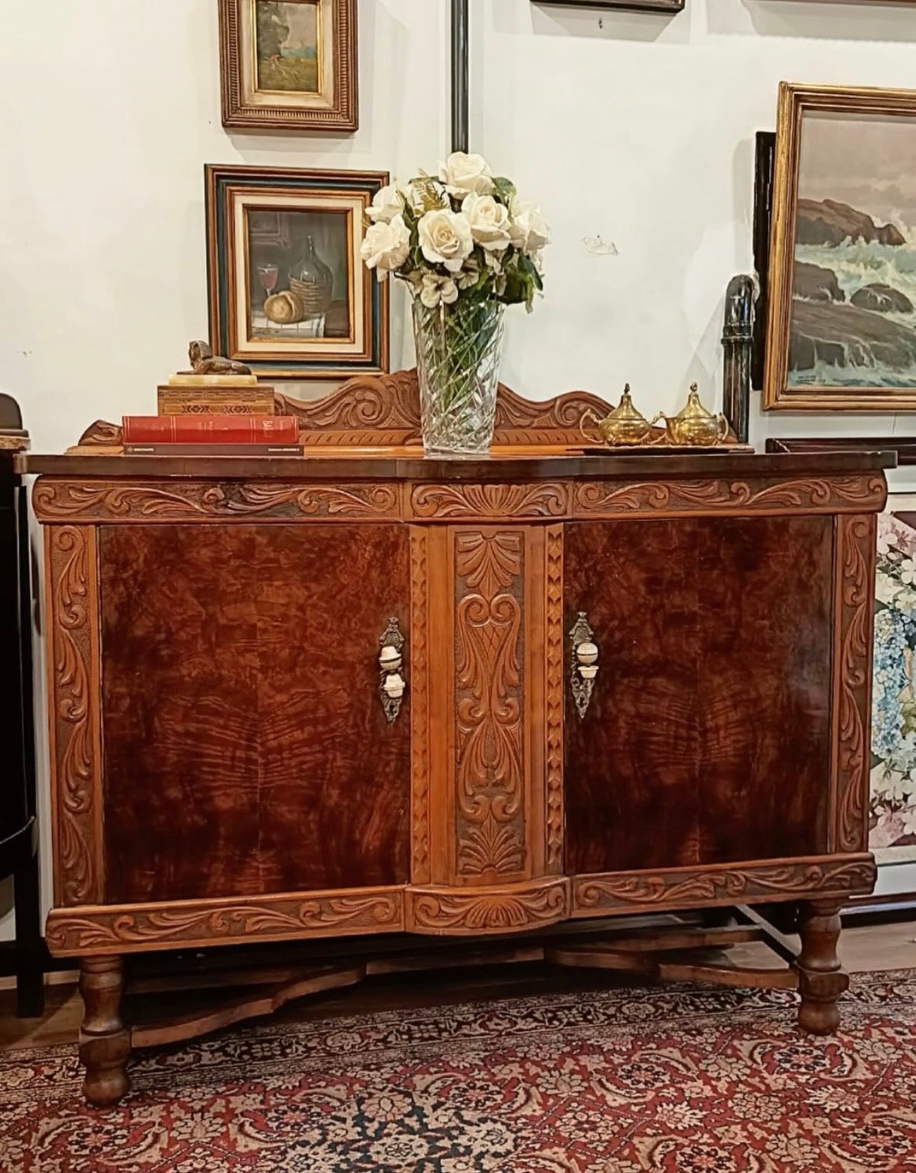 Buffet Antigo em Madeira com Marchetaria e Entalhes Decorativos