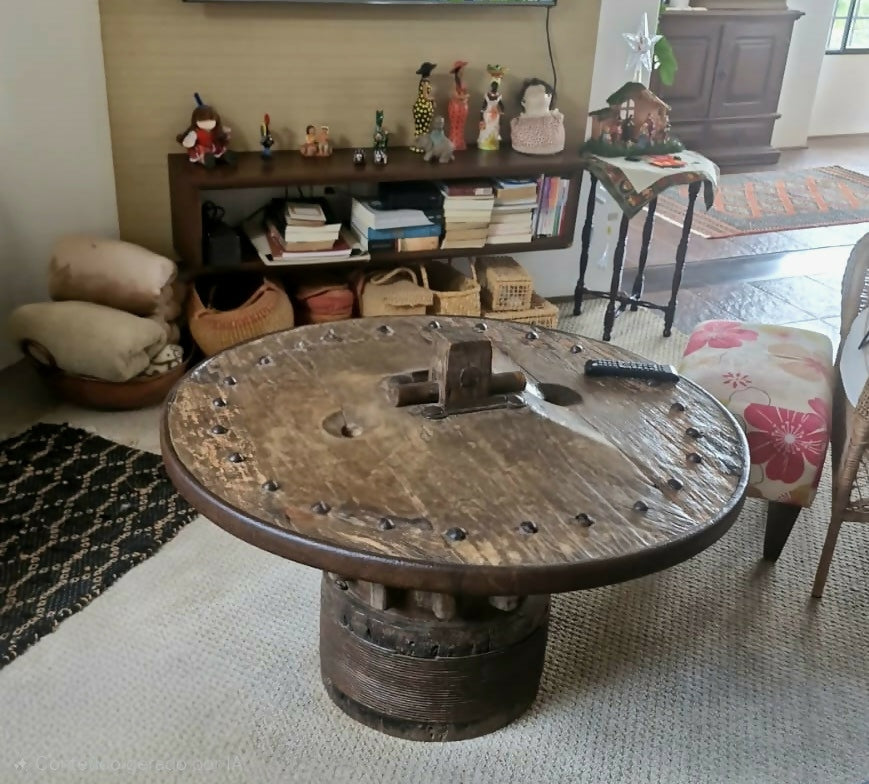 Mesa de Centro com Roda de Carro de Boi Original – Peça Rústica / Antiga