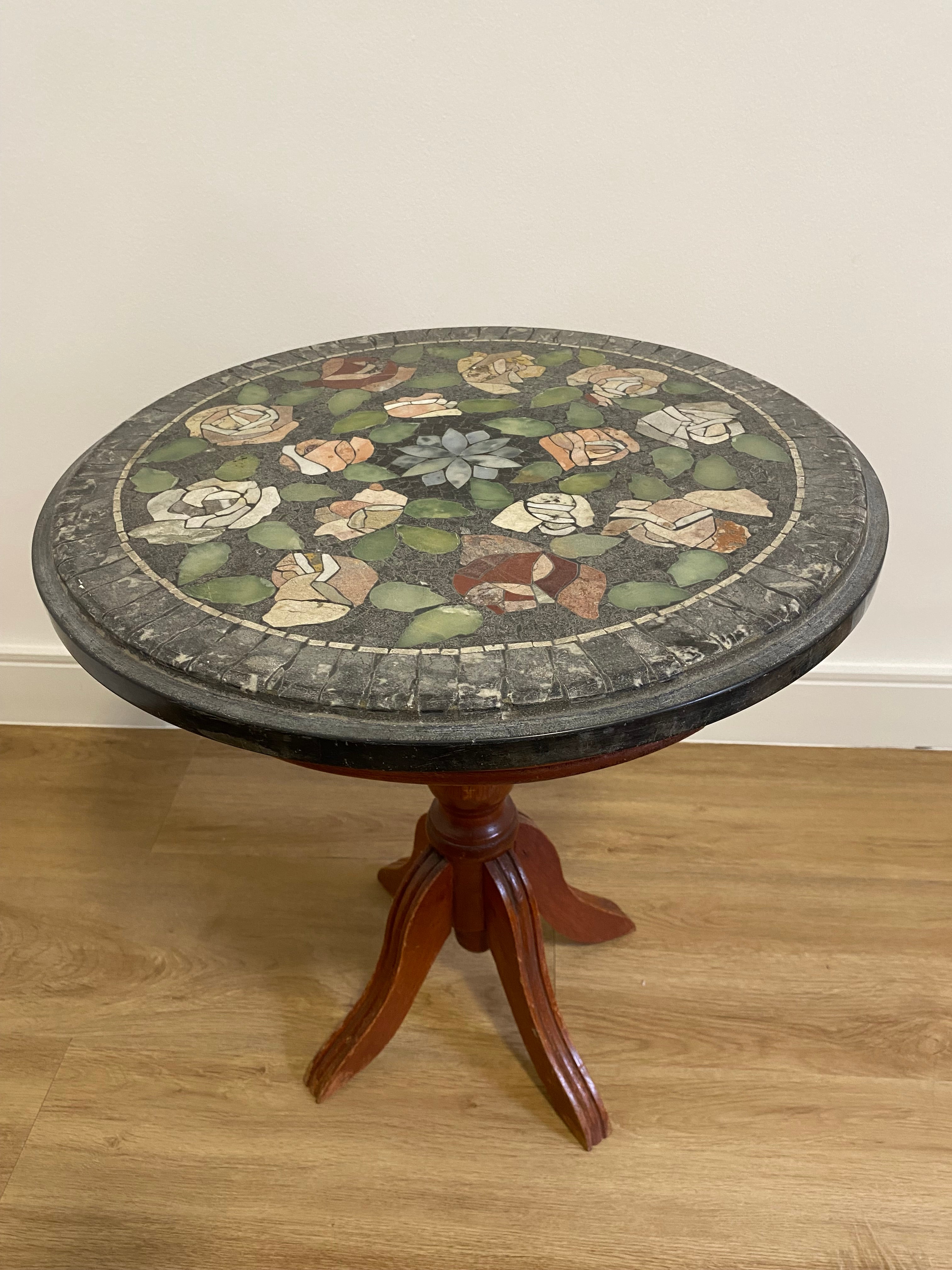 Mesa Lateral Redonda em Mosaico em Pedra com motivos florais 