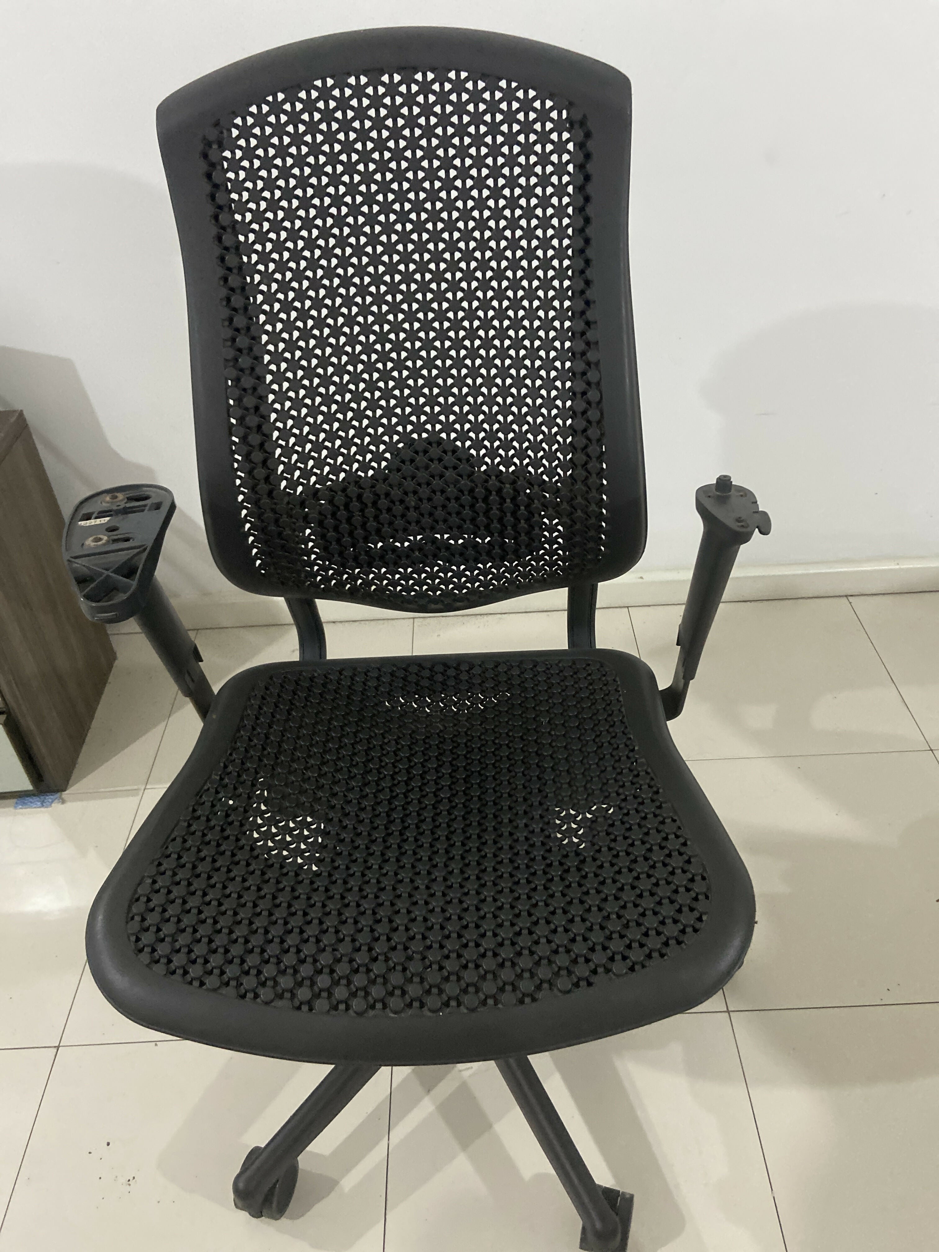CADEIRA HERMAN MILLER CELLE