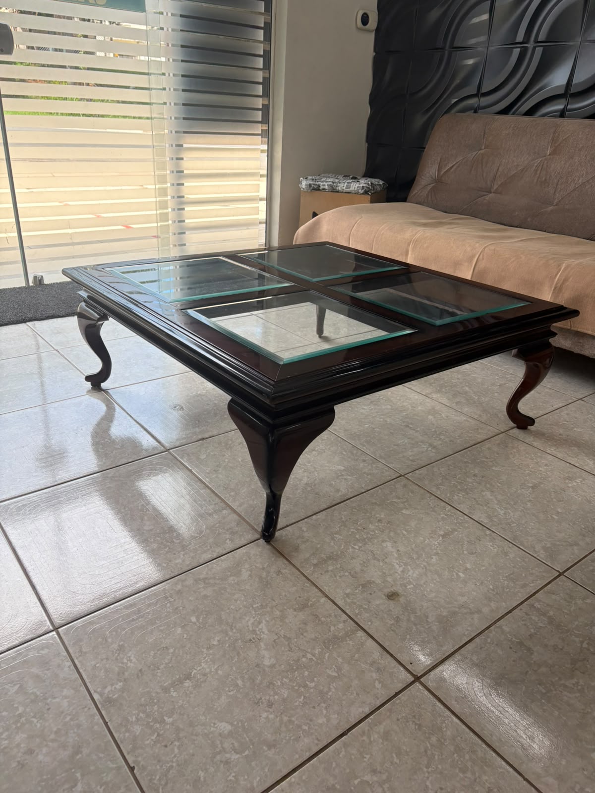 MESA DE CENTRO CLÁSSICA QUADRADA EM MOGNO MACIÇO E VIDRO 