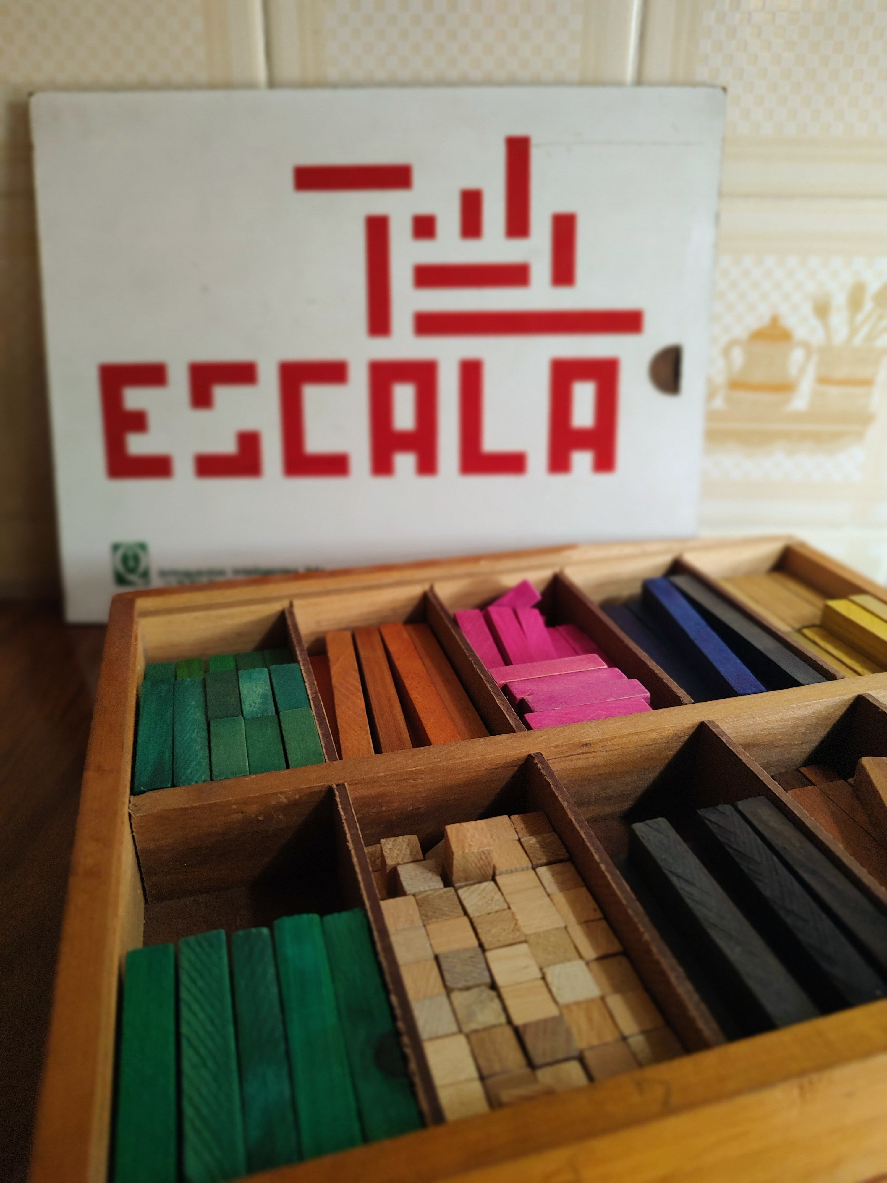 Antigo Brinquedo Educativo Escala com peças em madeira coloridas