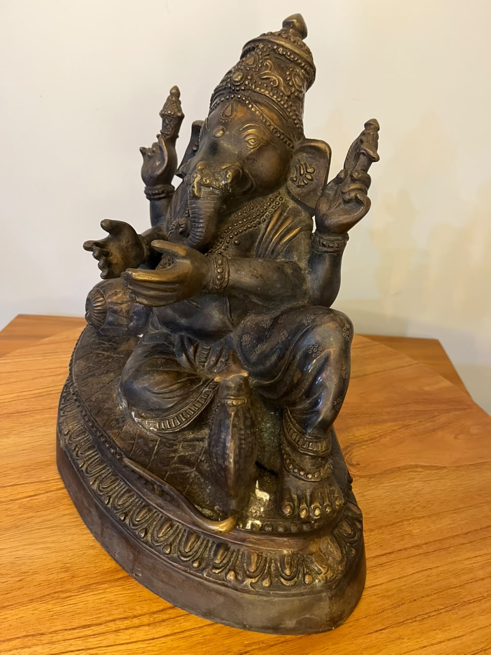 Escultura de Ganesha em ferro fundido – 30 × 30 cm