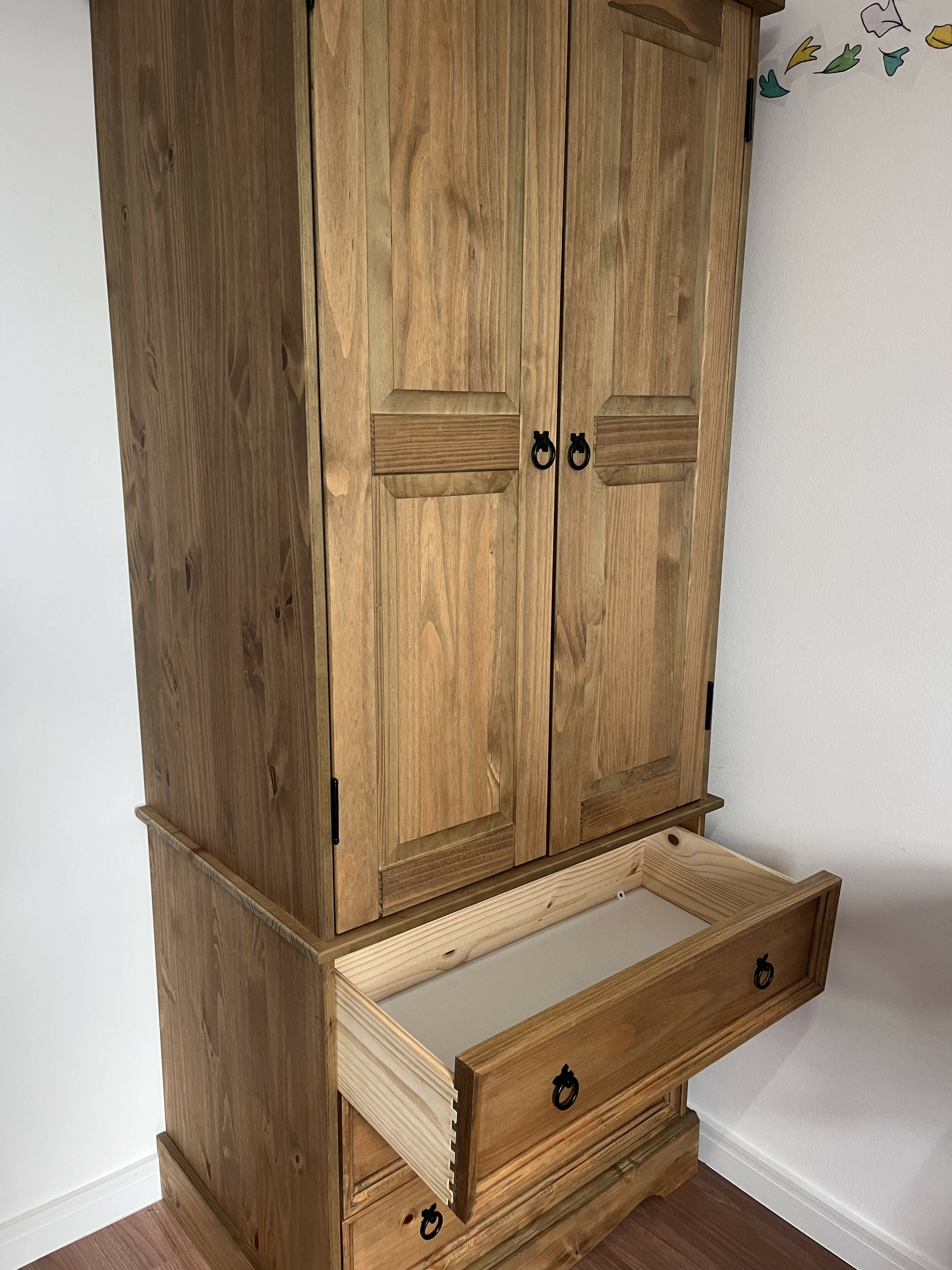 Guarda roupa de madeira maciça com 2 portas e 3 gavetas