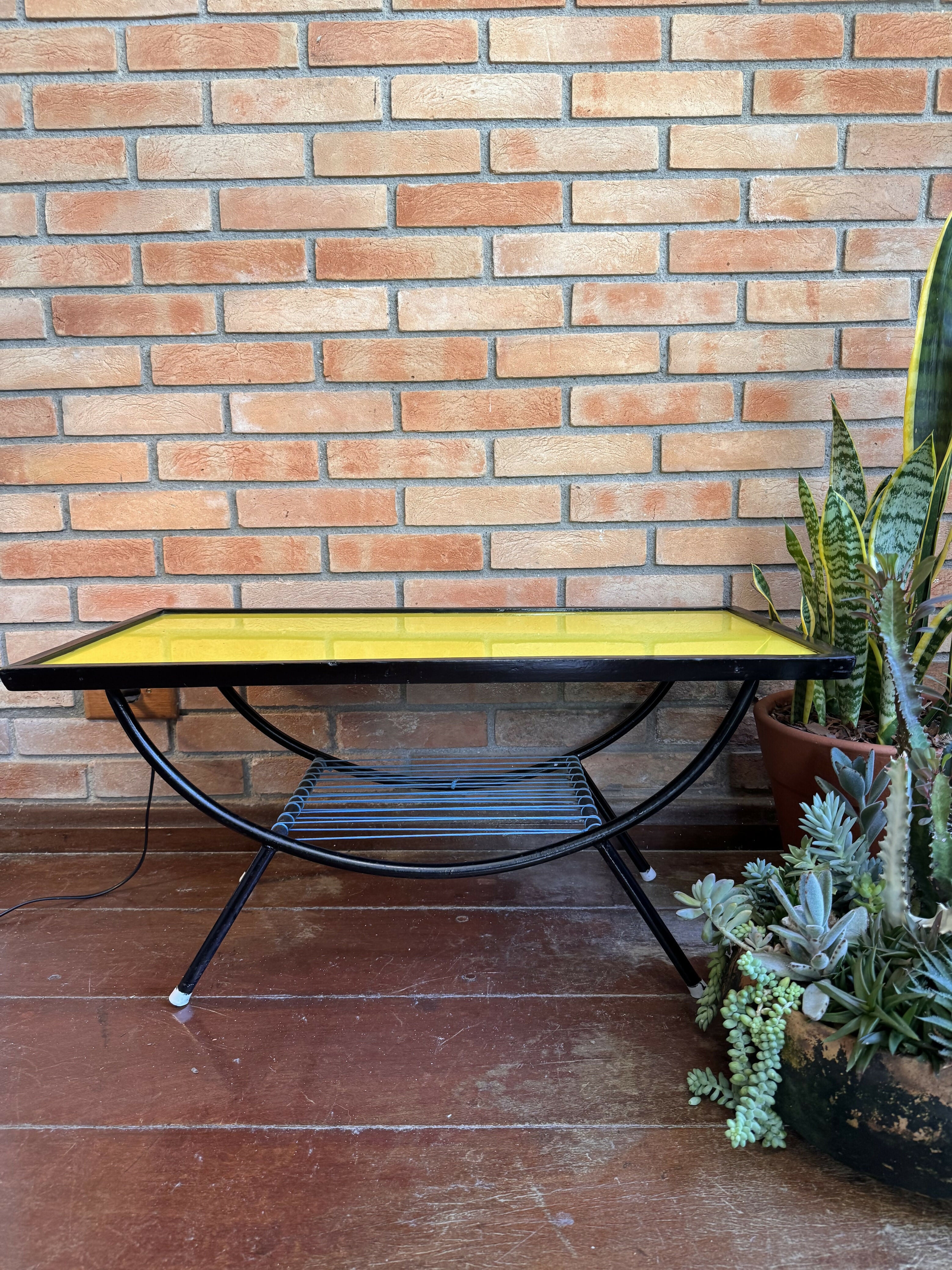 Mesa lateral / mesinha de centro ou barzinho Anos 50 com tampo amarelo