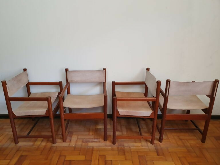 Conjunto Mesa + 4 cadeiras Mobilínea com estofado em couro