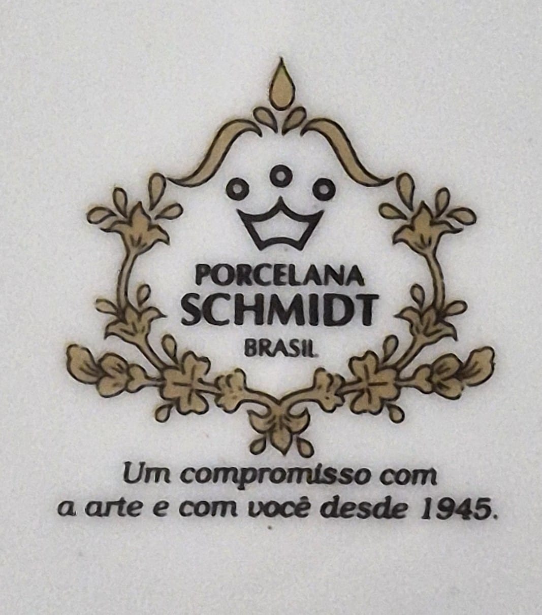 Conjunto lindo, 24 peças,  floral de rosas, bem romântico,  em porcelana nacional vintage Schmidt.