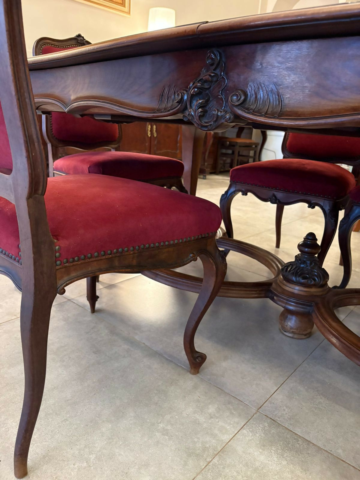 Mesa de Jantar Luiz XV com 12 Cadeiras – Elegância Clássica