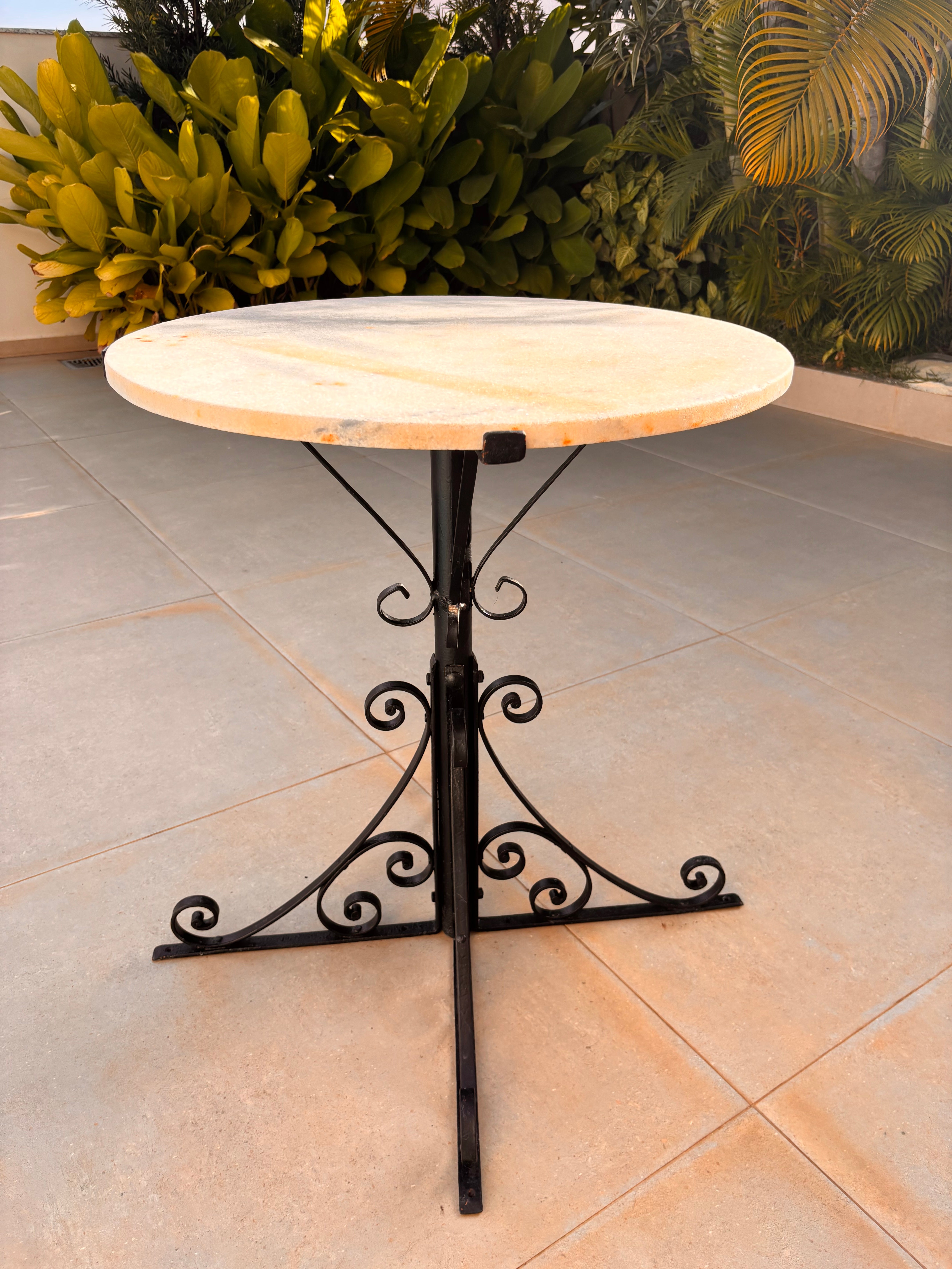 Mesa Bistrô Vintage Estilo Francês – Tampo Mármore e Base Ferro, meados do século XIX (fim dos anos 1800)