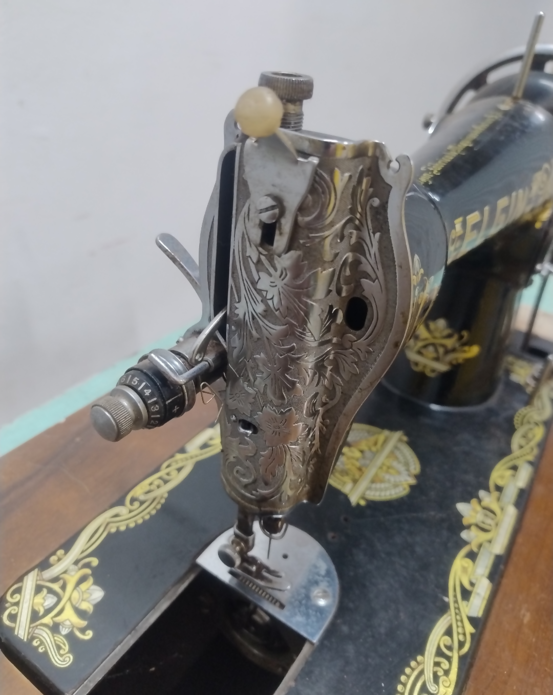 Máquina de Costura Elgin Antiga com Mesa