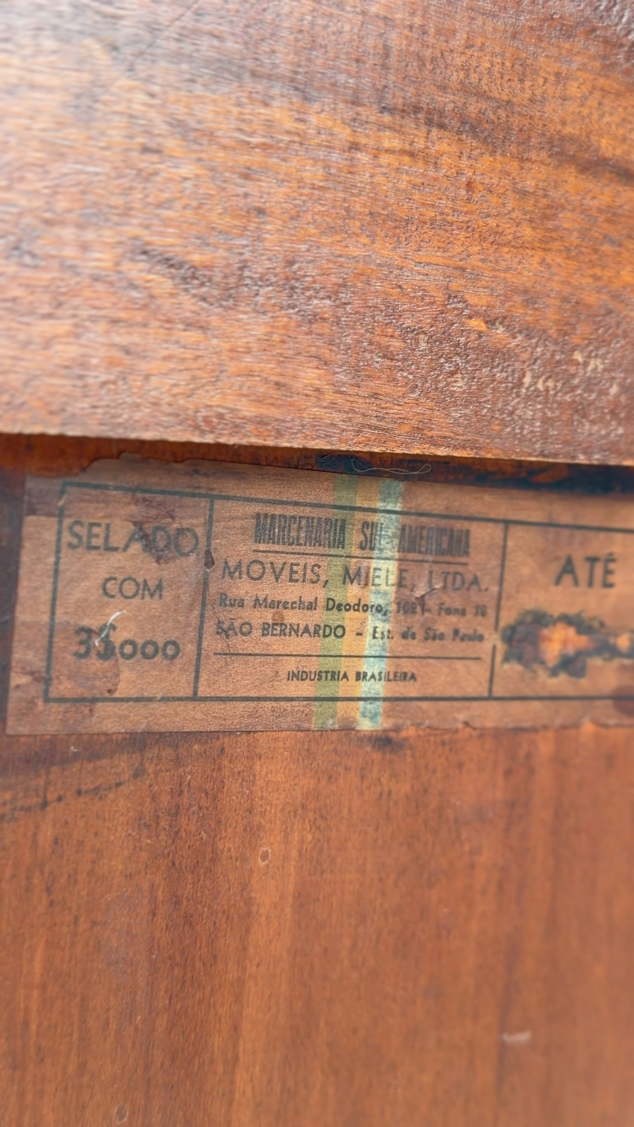 Gaveteiro vertical Móveis Miele em madeira maciça 