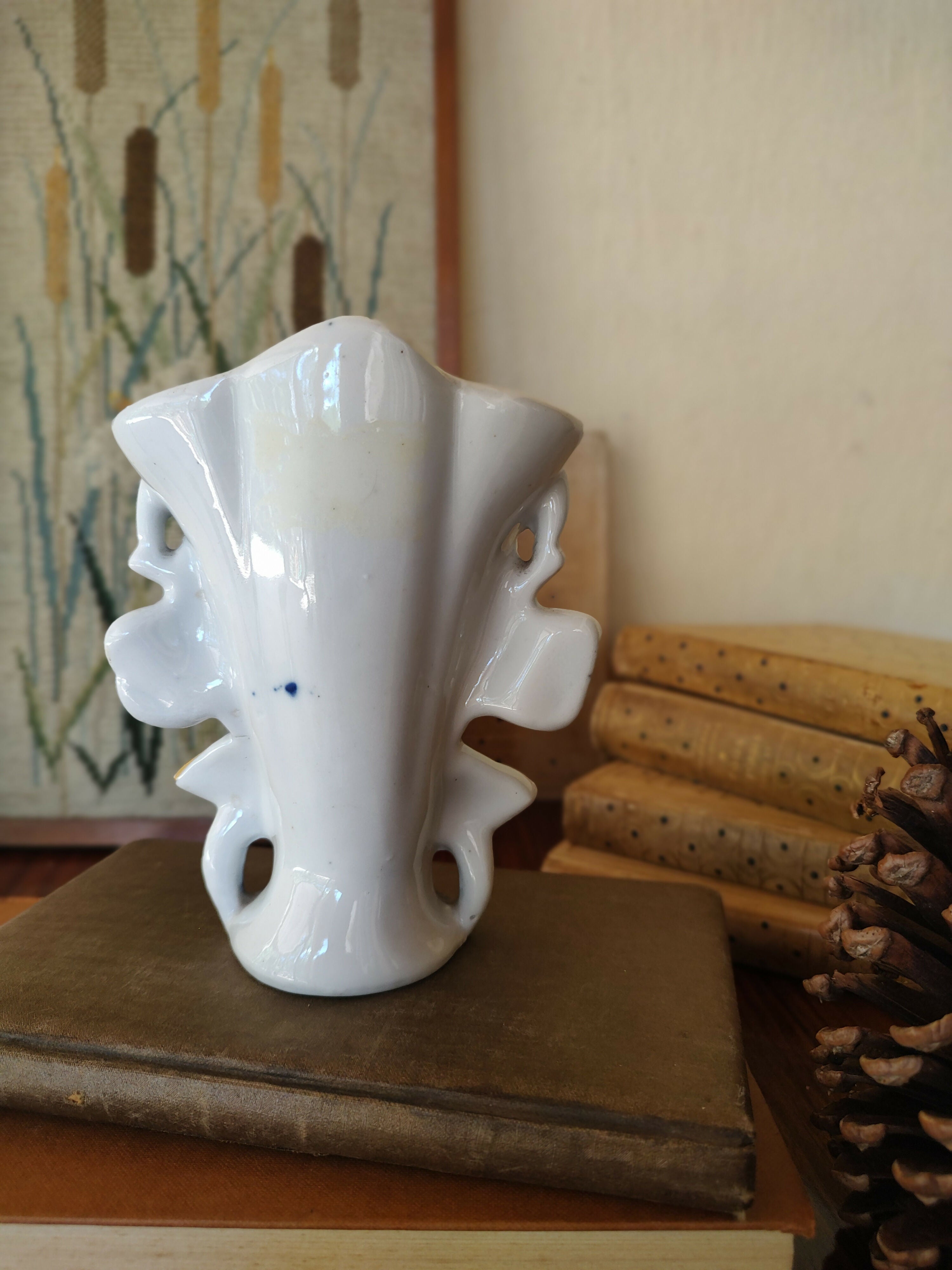 Antiga floreira / vaso em porcelana com detalhes dourados