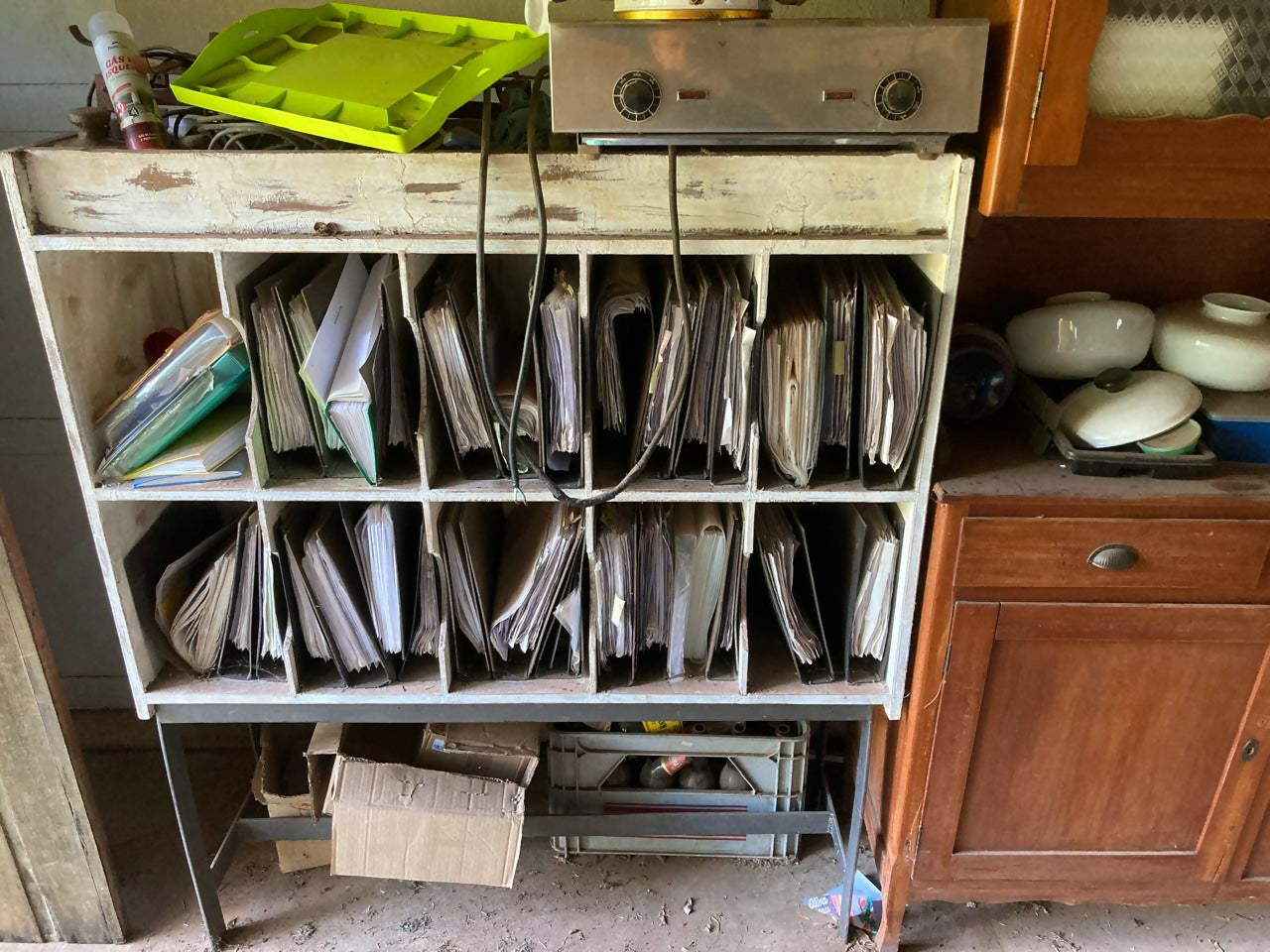 livreiro ou arquivo em madeira com pátina