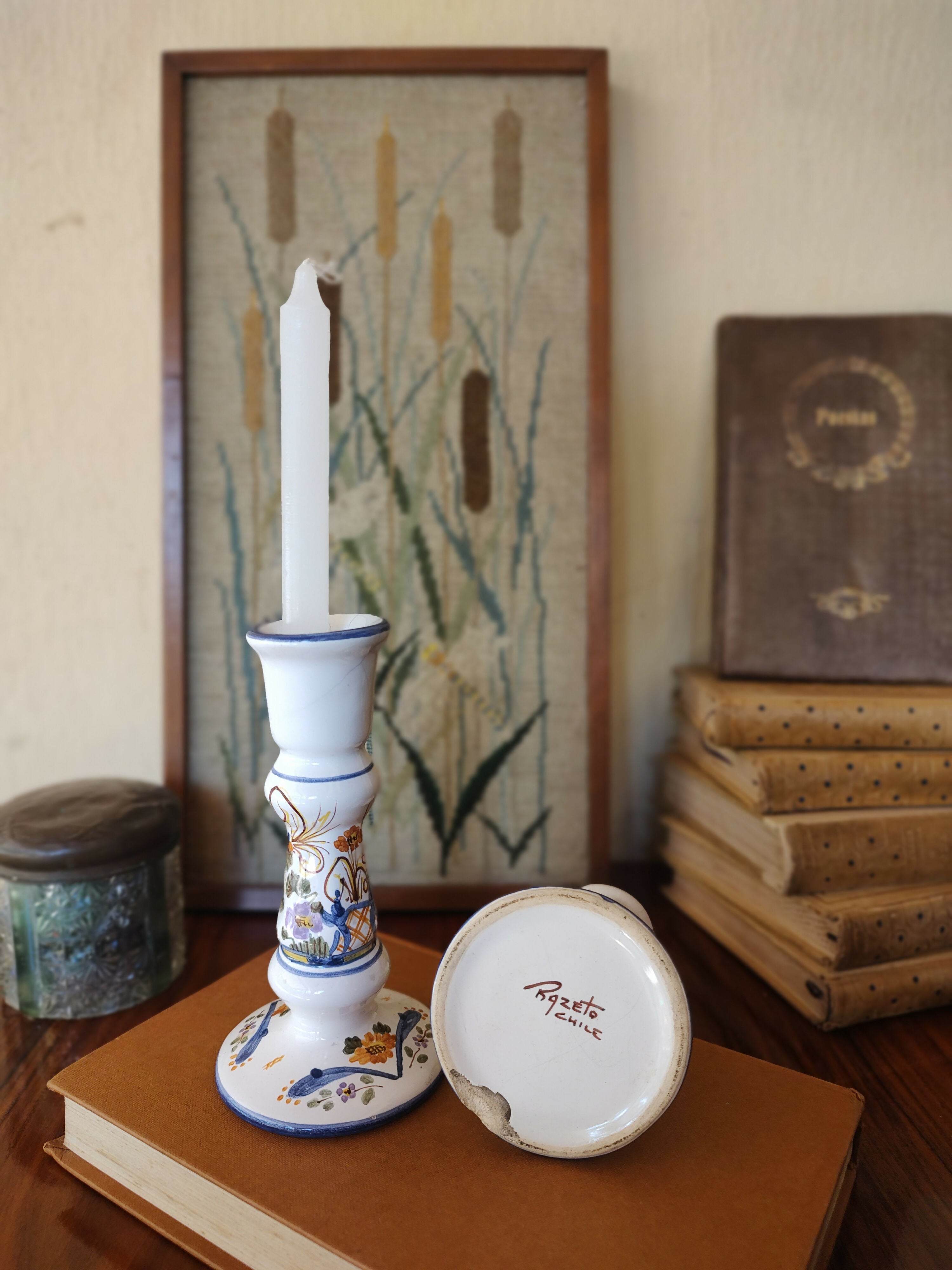 Belíssimo Par de Castiçais em faiança pintada à mão