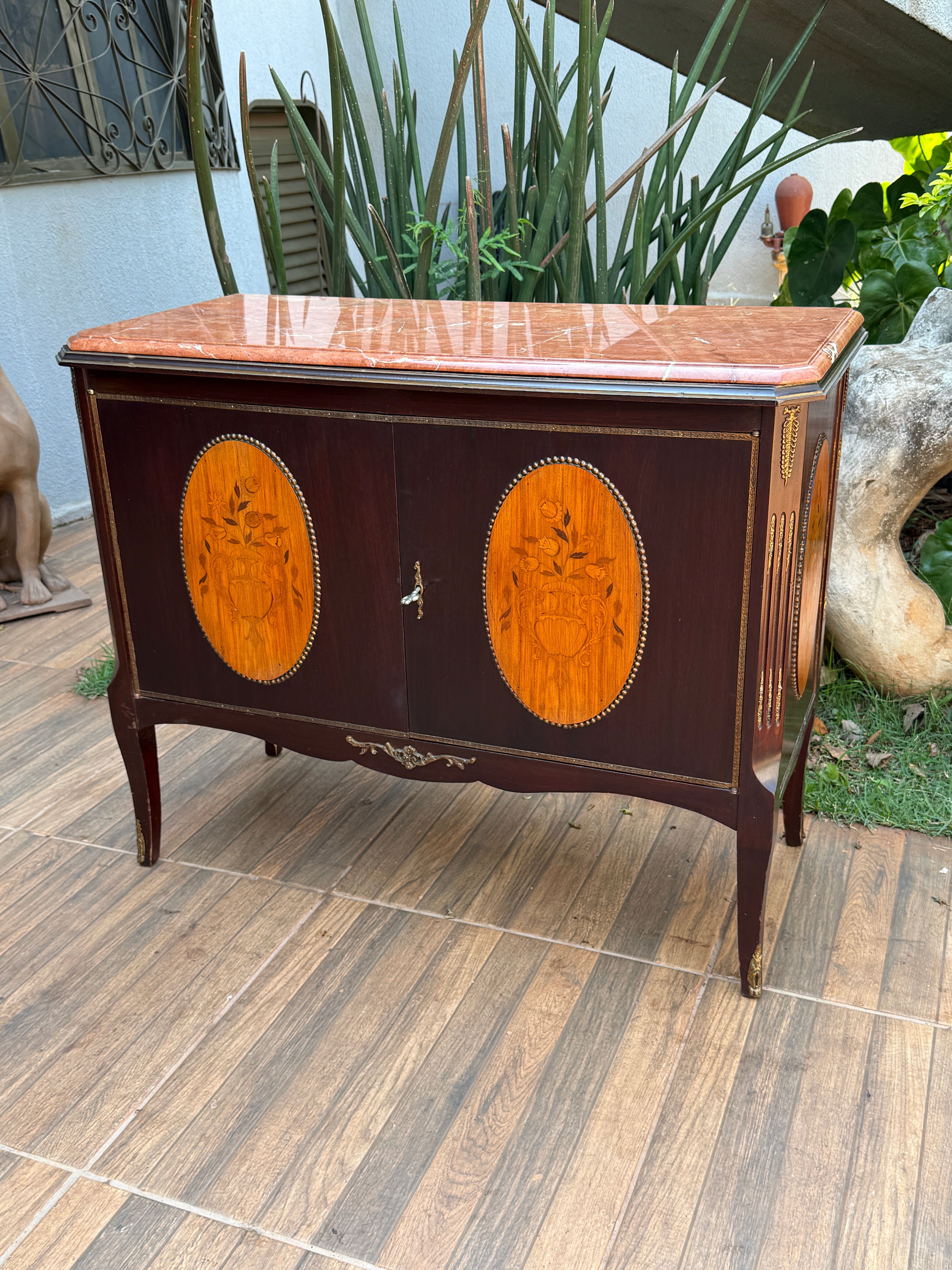 Belíssima Dunquerque (Buffet) estrutura em madeira de lei, rico em marchetaria e apliques de bronze com tampo em mármore Italiano