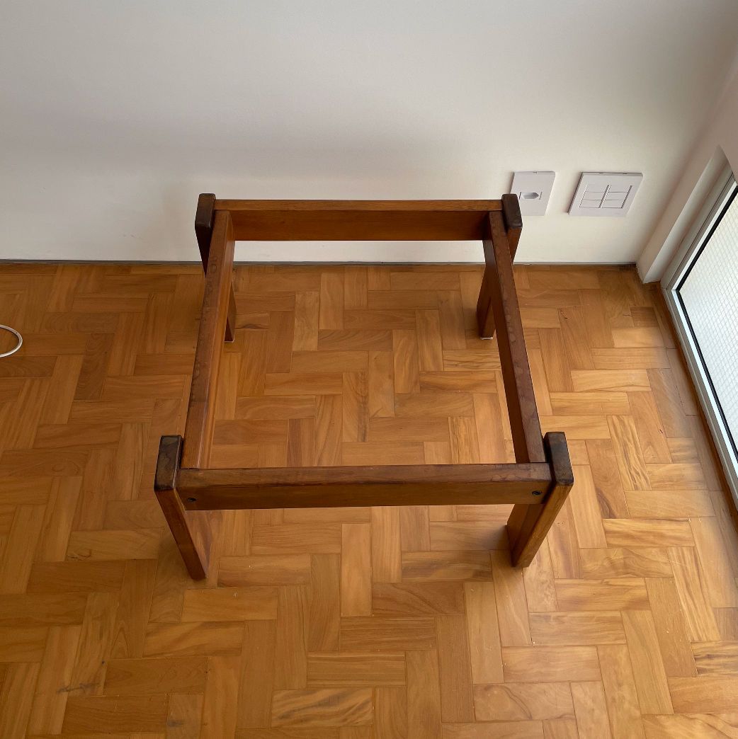Base de Mesa lateral modernista em Imbuia 