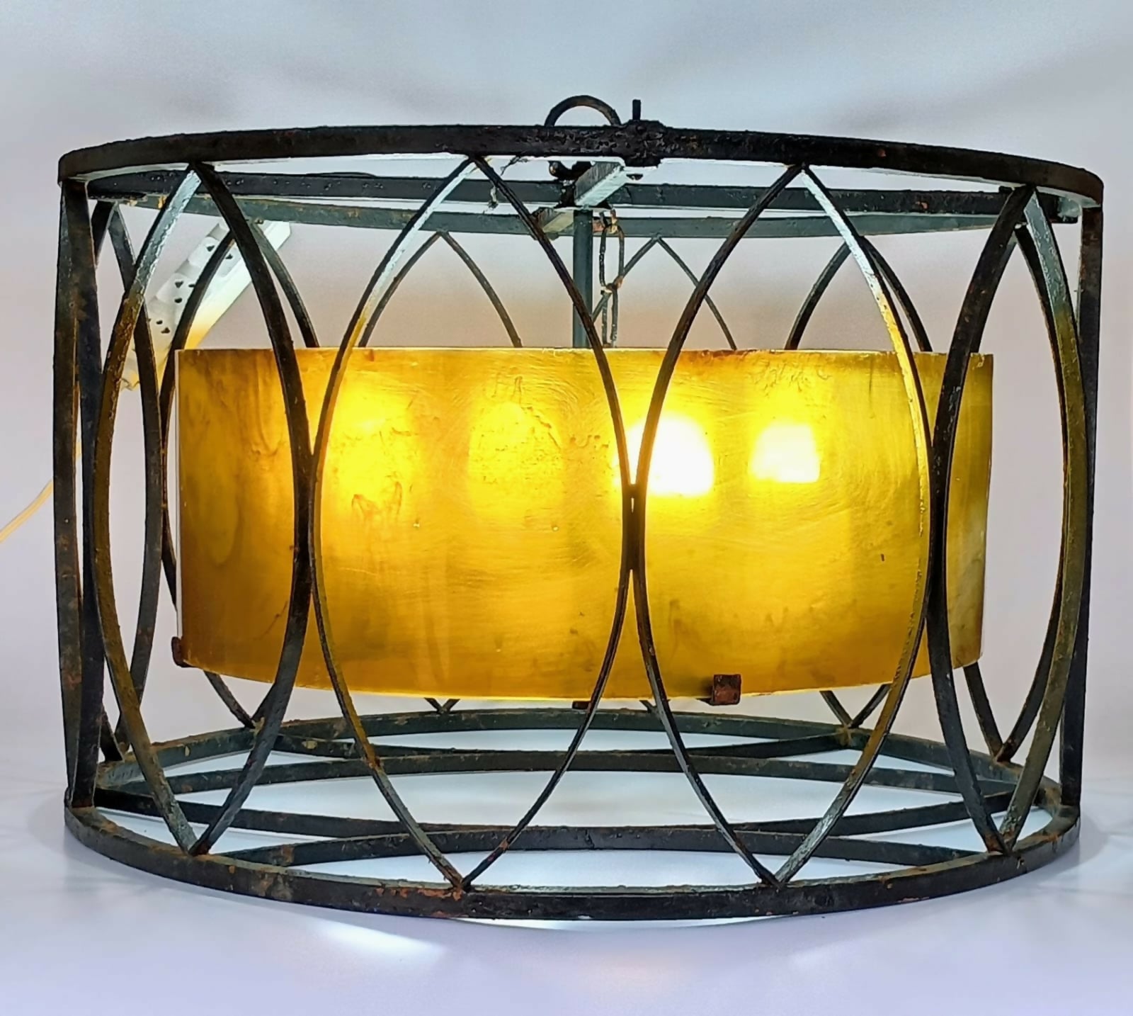 Lustre pendente de grande porte em ferro e resina âmbar