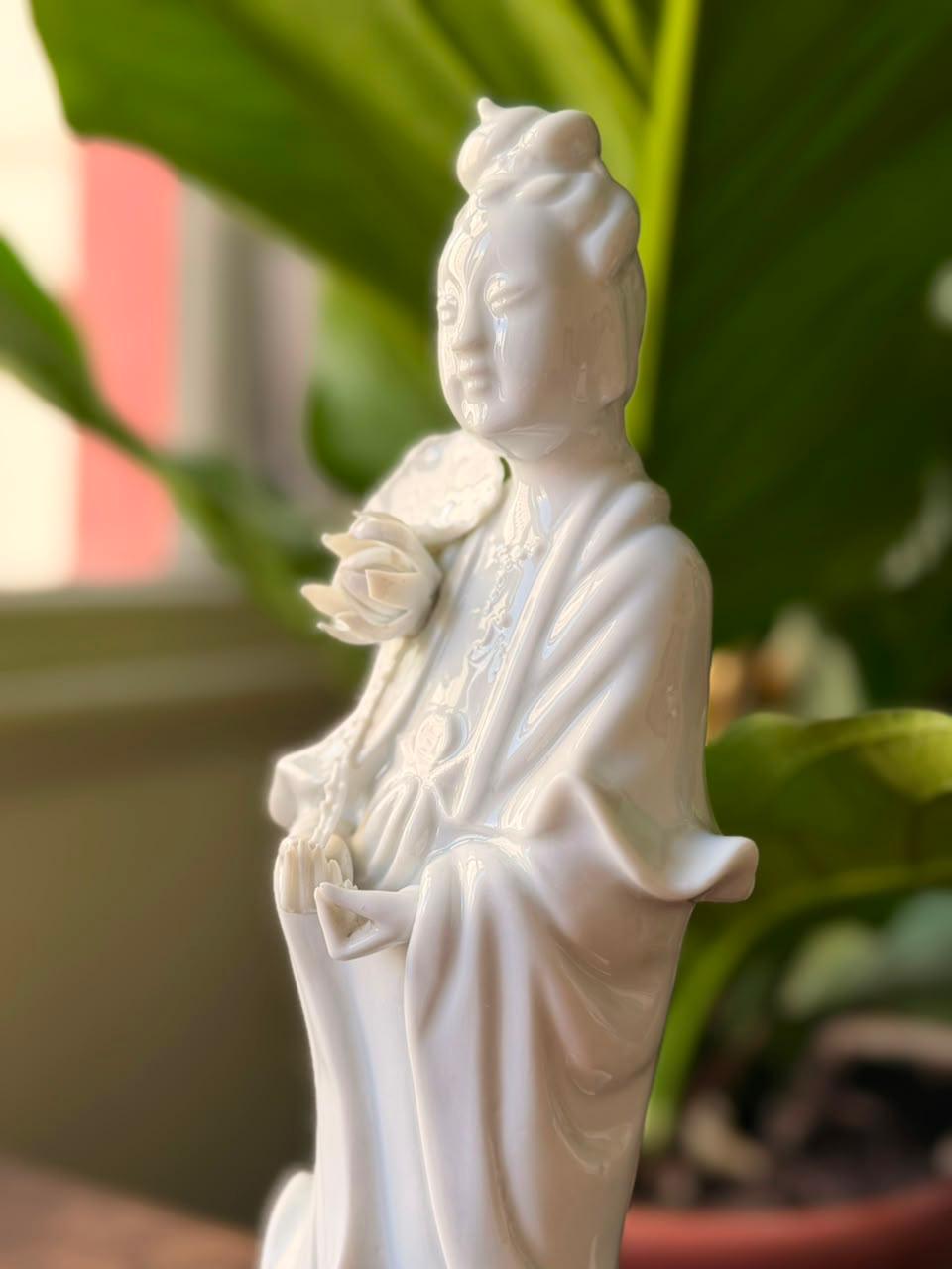 Estatueta em porcelana branca representando Deusa Kuan Yin