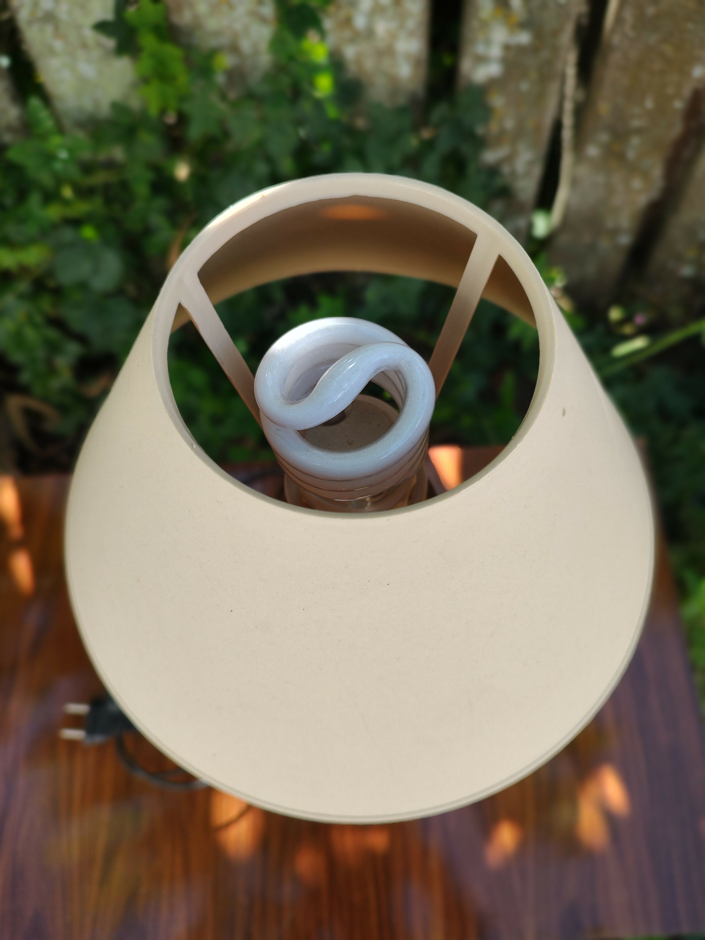 Antigo Abajur com base preta quadrada e corpo metálico - Cúpula Off White