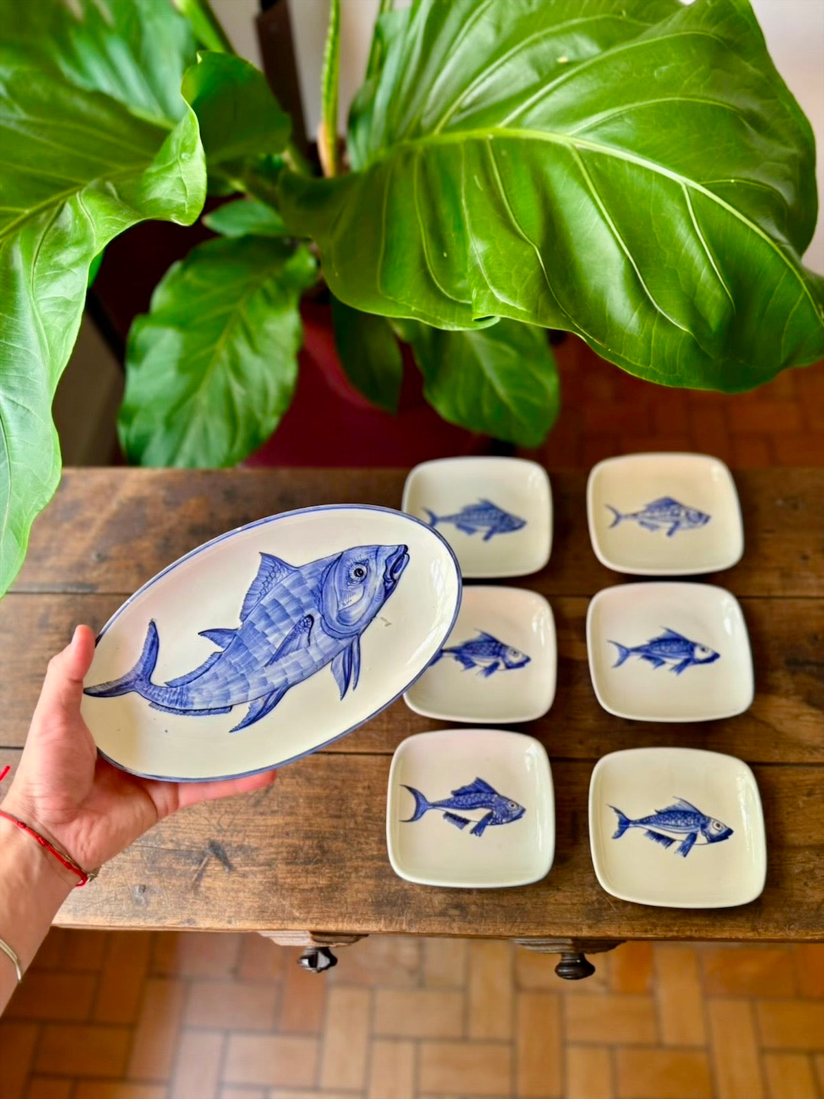 Conjunto de Pratos em Faiança com pintura manual de Peixes em azul 