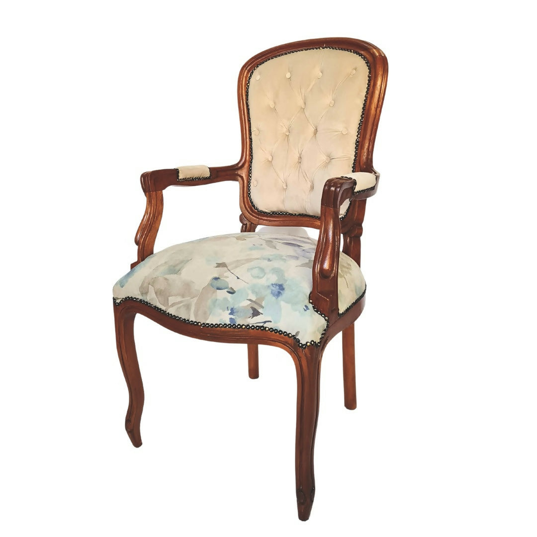 Par de Cadeiras com braço Luiz Felipe com estofado floral branco e azul - restauradas