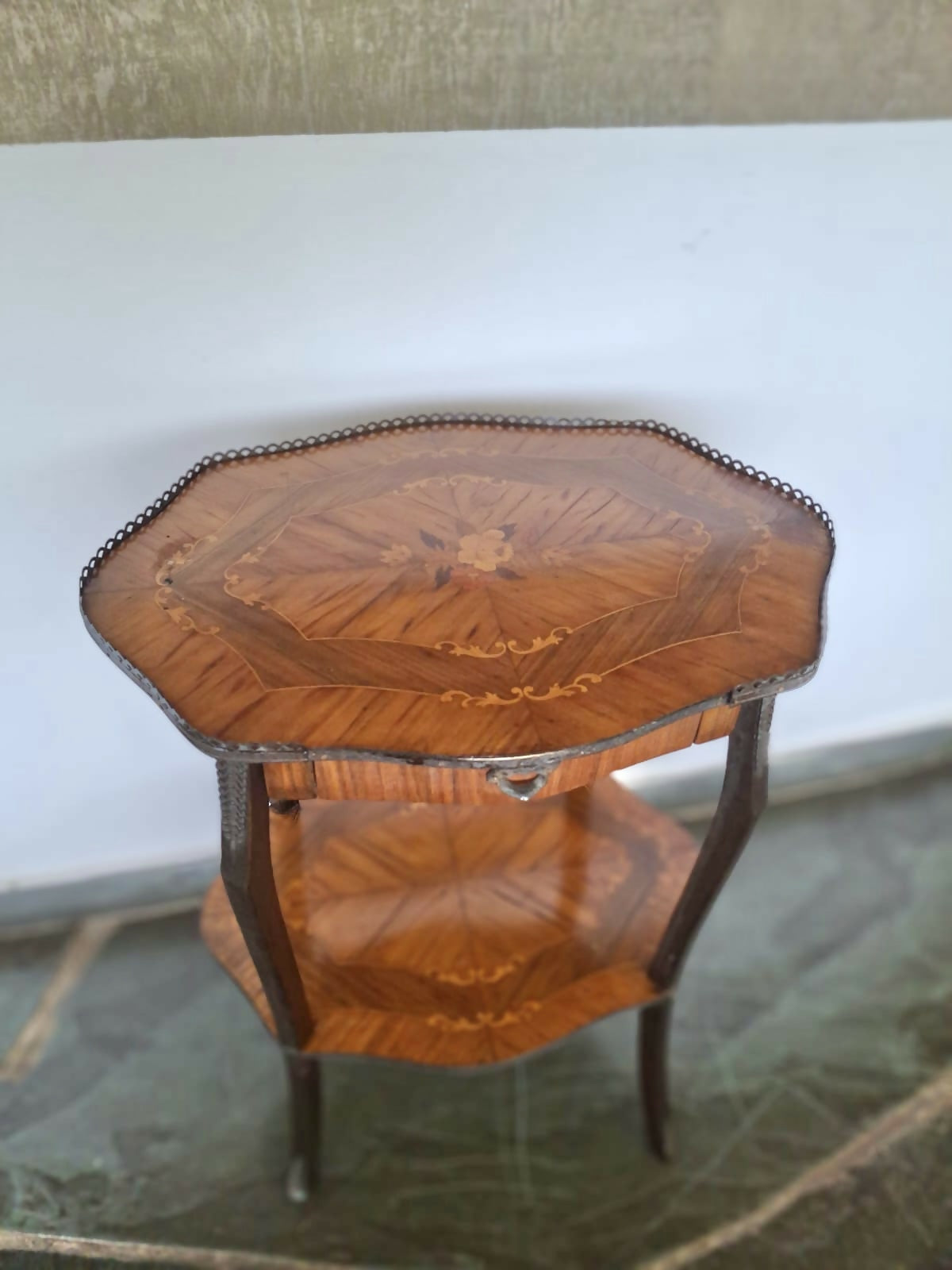 Mesinha em marchetaria