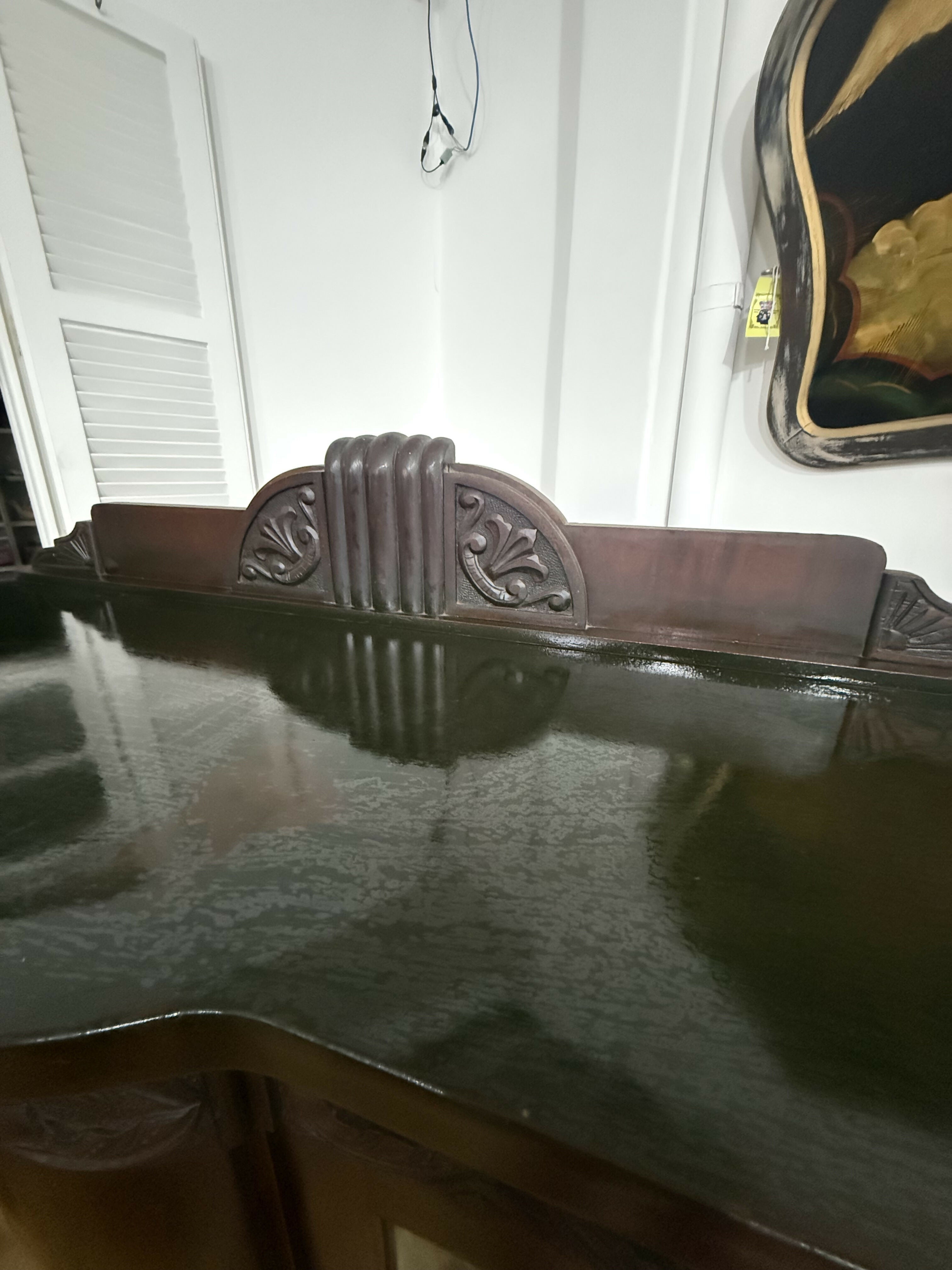 Cristaleira Clássica em Madeira Nobre com Patas de Leão