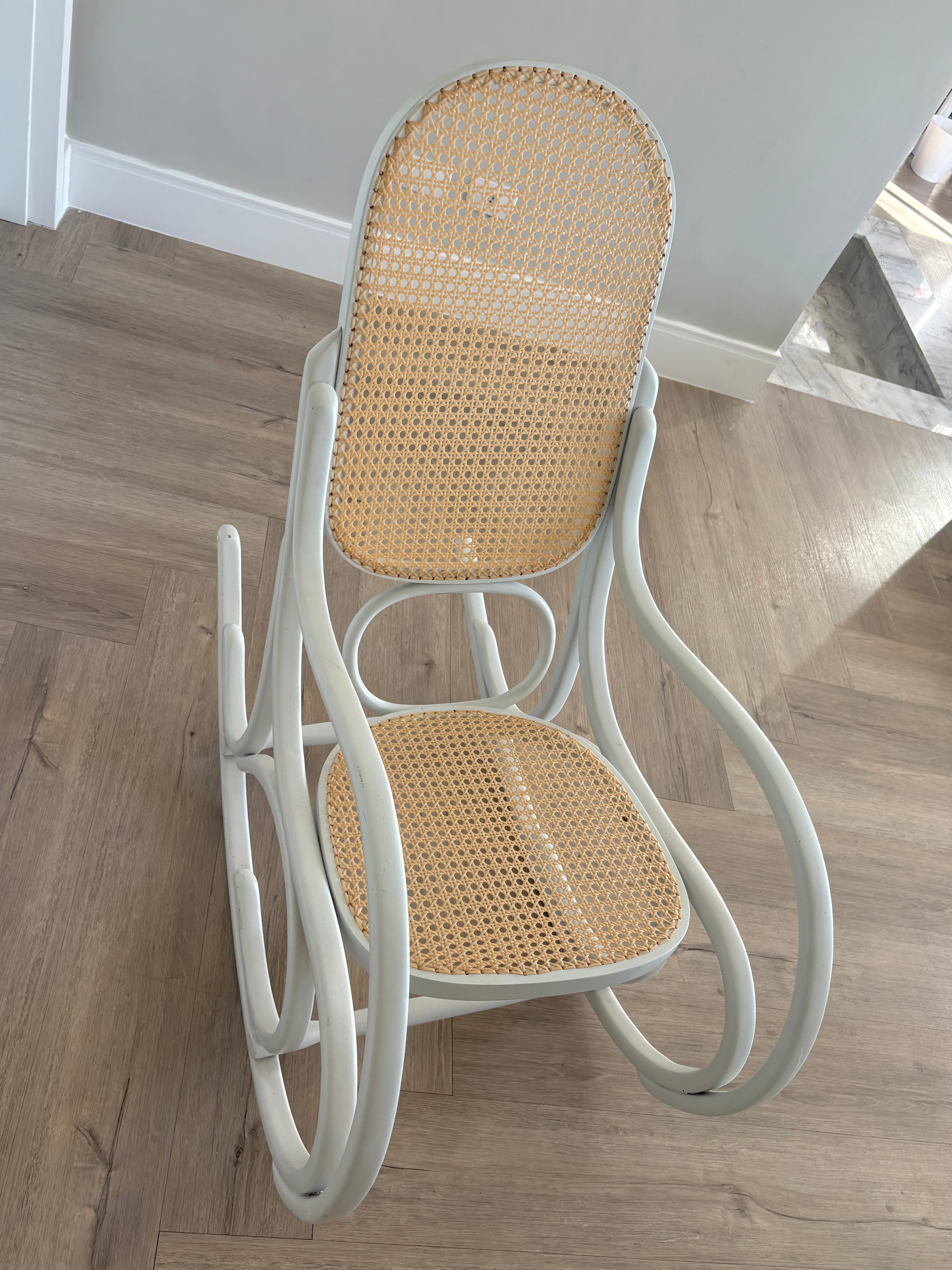 Cadeira Balanço Thonet - Original  - recondicionada - pintada de branco e palha trocada