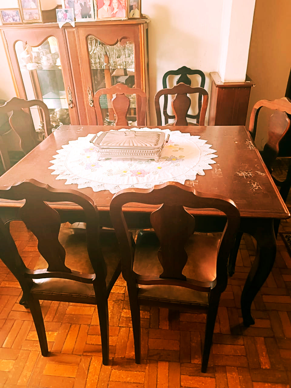 Mesa de Jantar Clássica com 6 cadeiras 