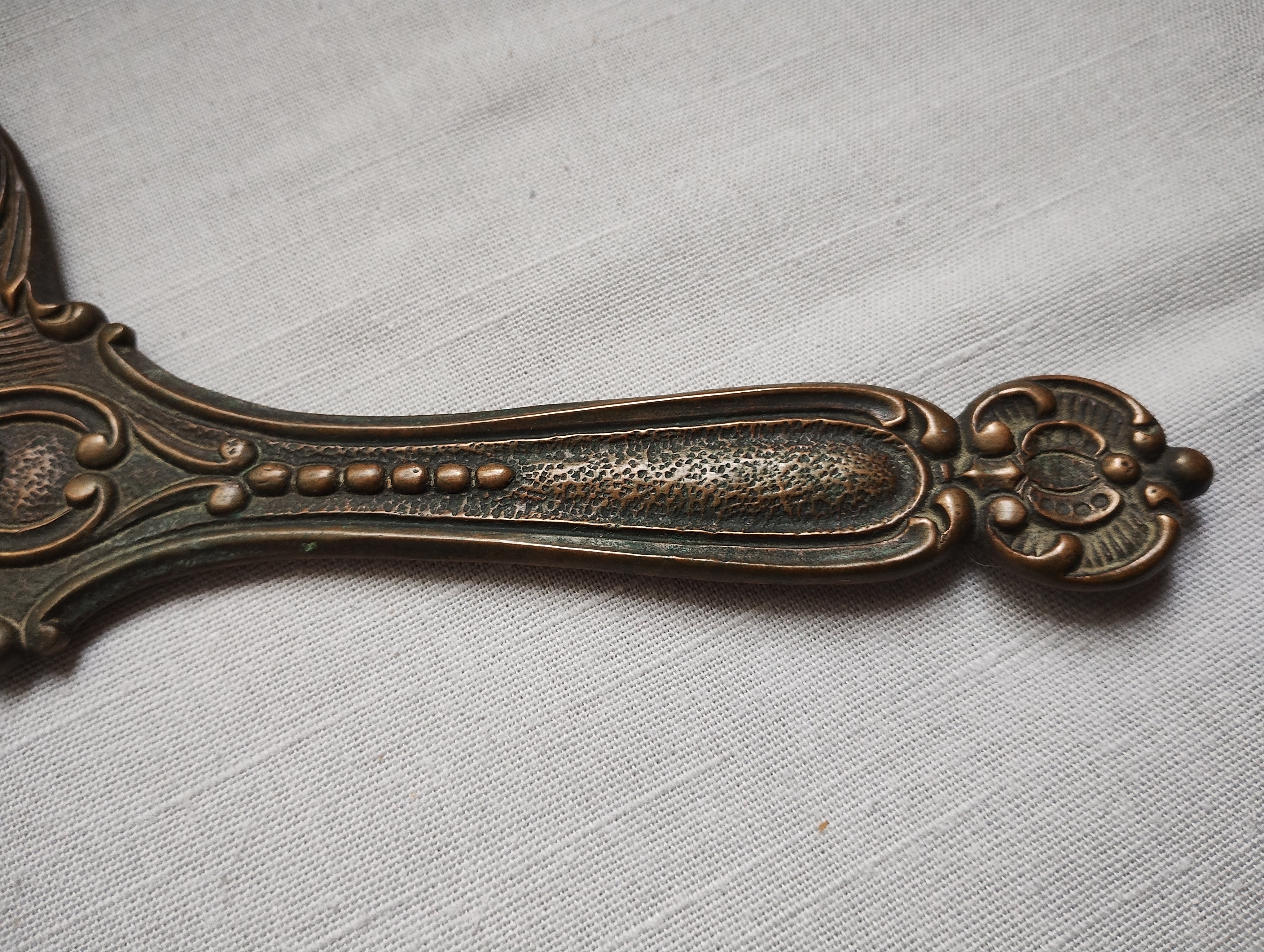 Espelho de mão redondo vintage ornamentado em bronze e metal 