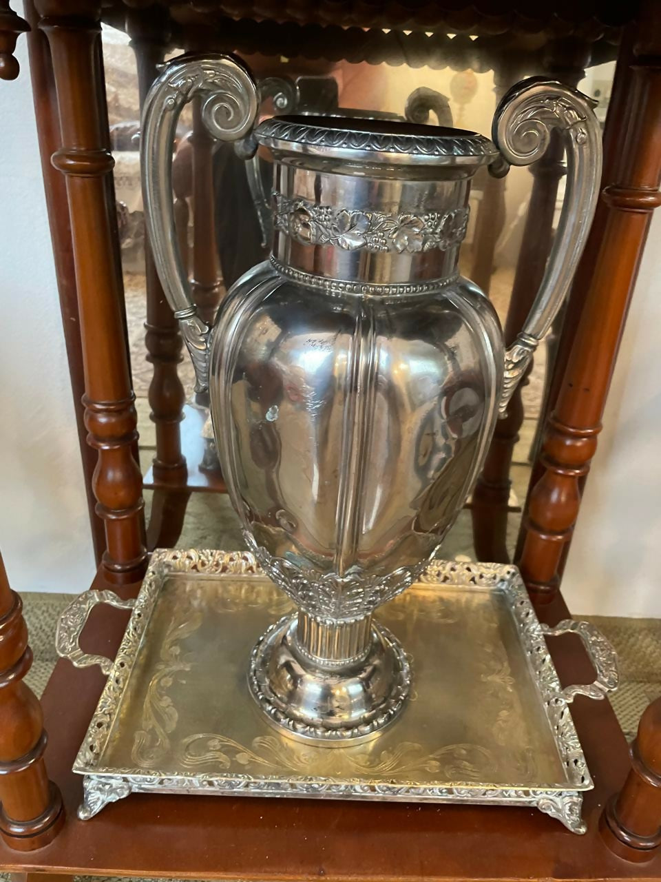 Ânfora Decorativa Prateada com Bandeja Ornamental