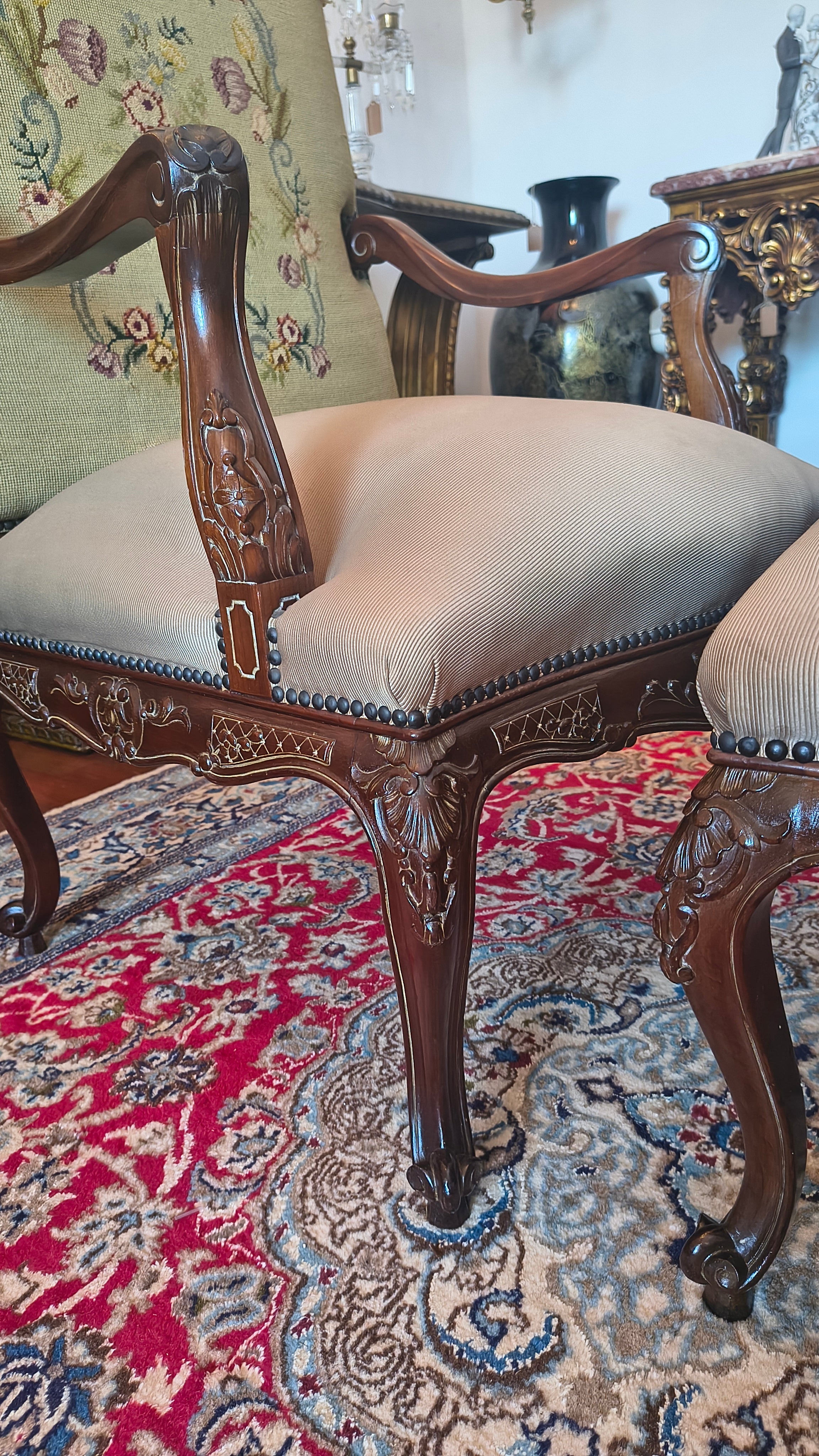 Par de Poltronas Regency em Imbuia entalhada