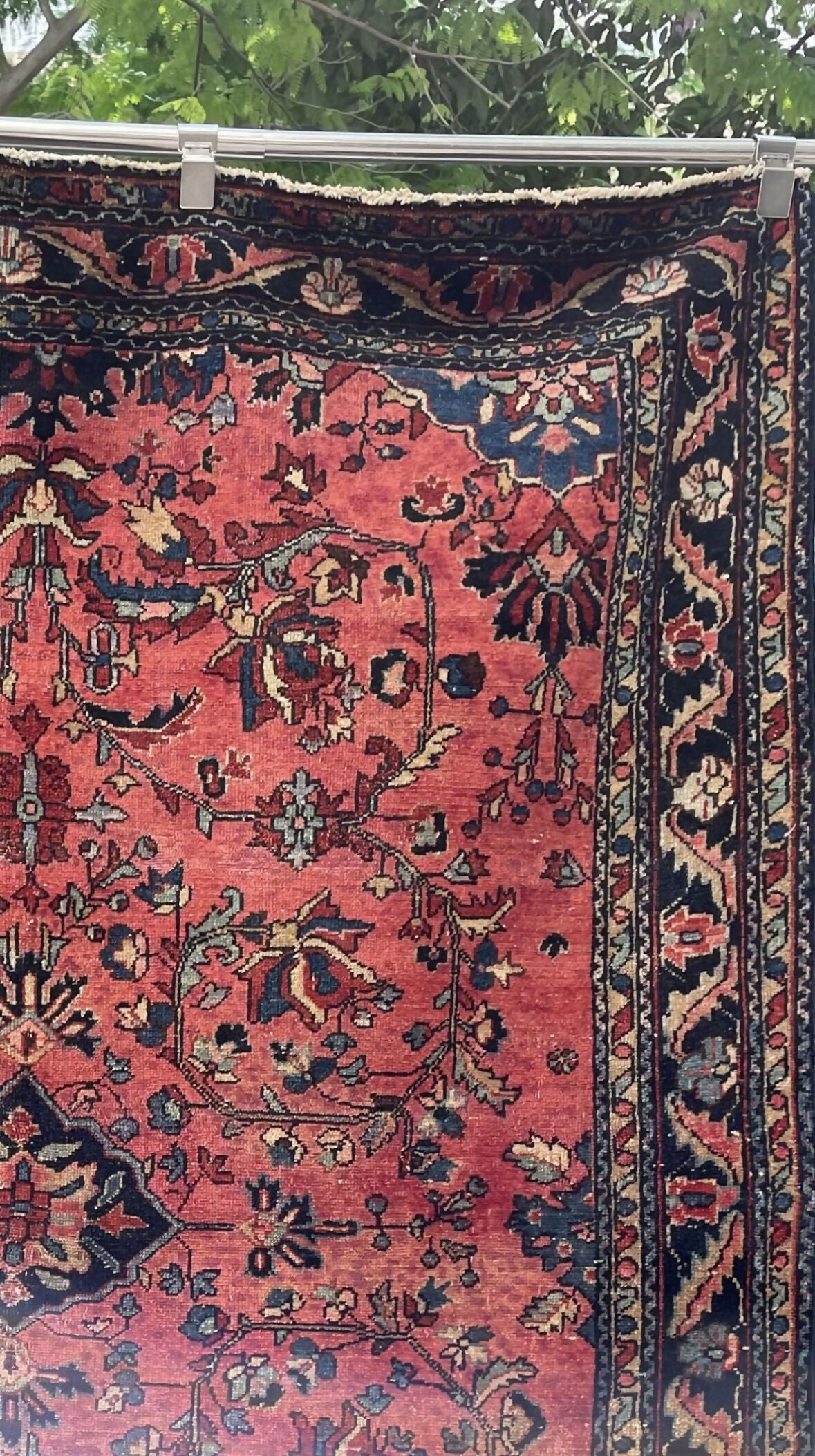 Tapete Sarouk com padrão floral