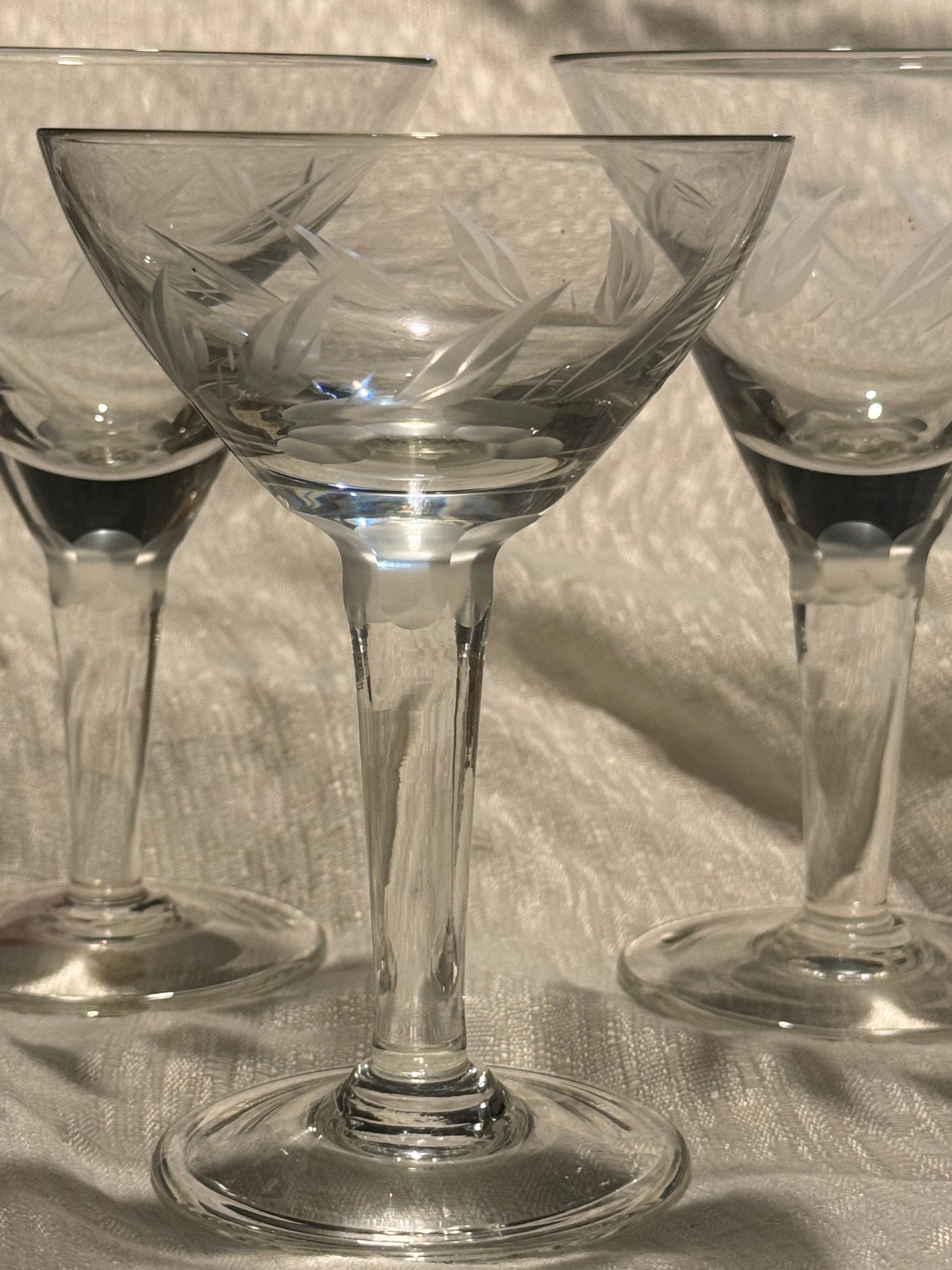 Conjunto com 3 Taças Antigas em Cristal Gravado