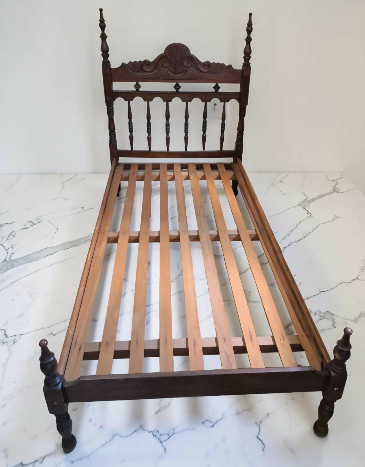 Cama de Solteiro Entalhada Colonial