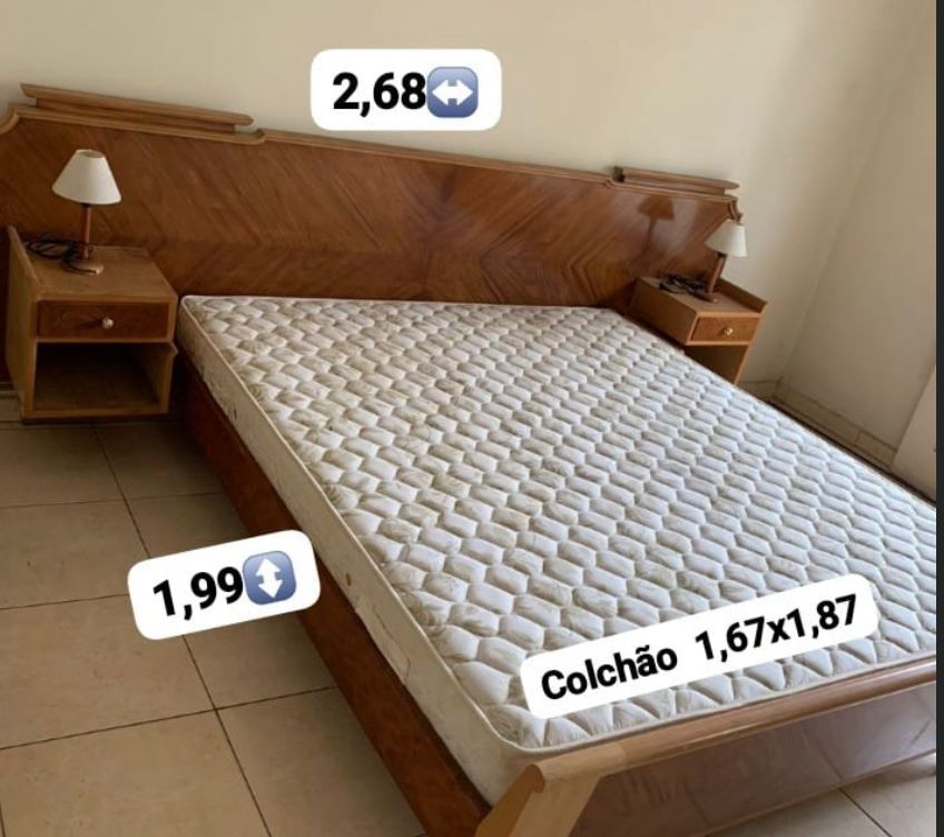 Cama king estilo Scapinelli em madeira Caviúna com mesinha embutida 