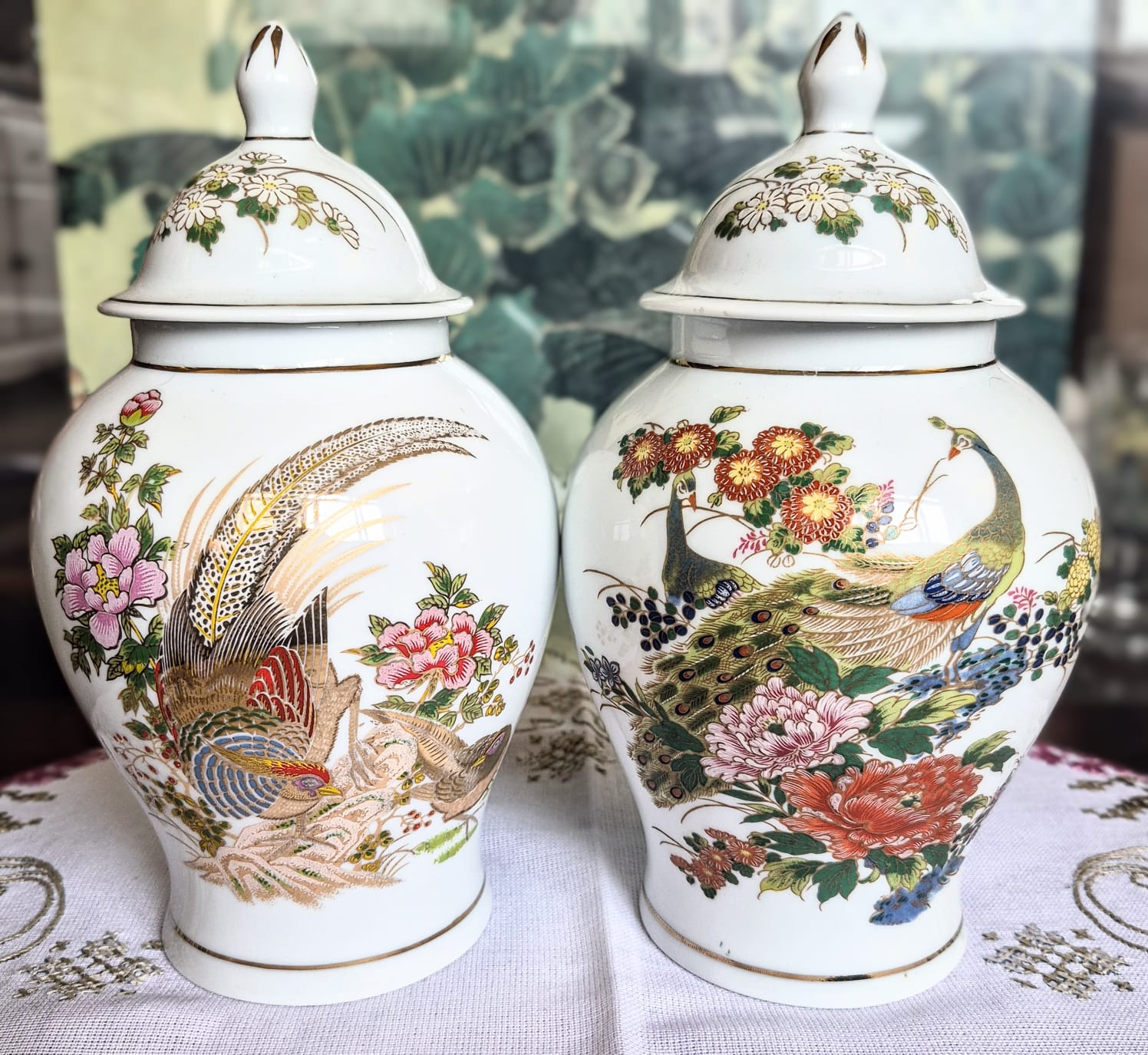 Potiche, ginger jar, em porcelana vintage chinesa Jingdezhen,  estilo Satsuma com motivos de pavões,  faisões e flores de peônia. Excelente estado.