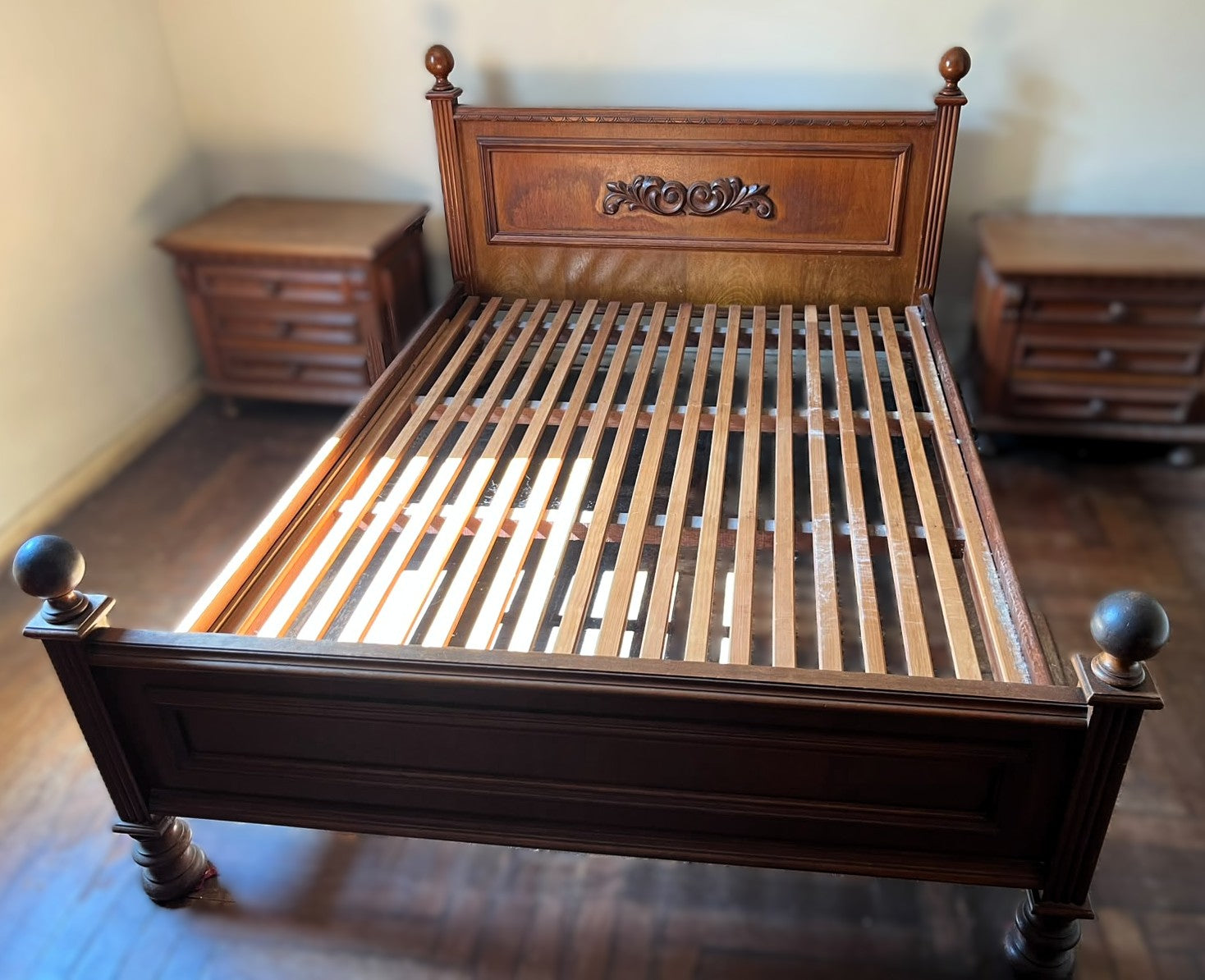 Cama de casal em madeira maciça com detalhes entalhados 