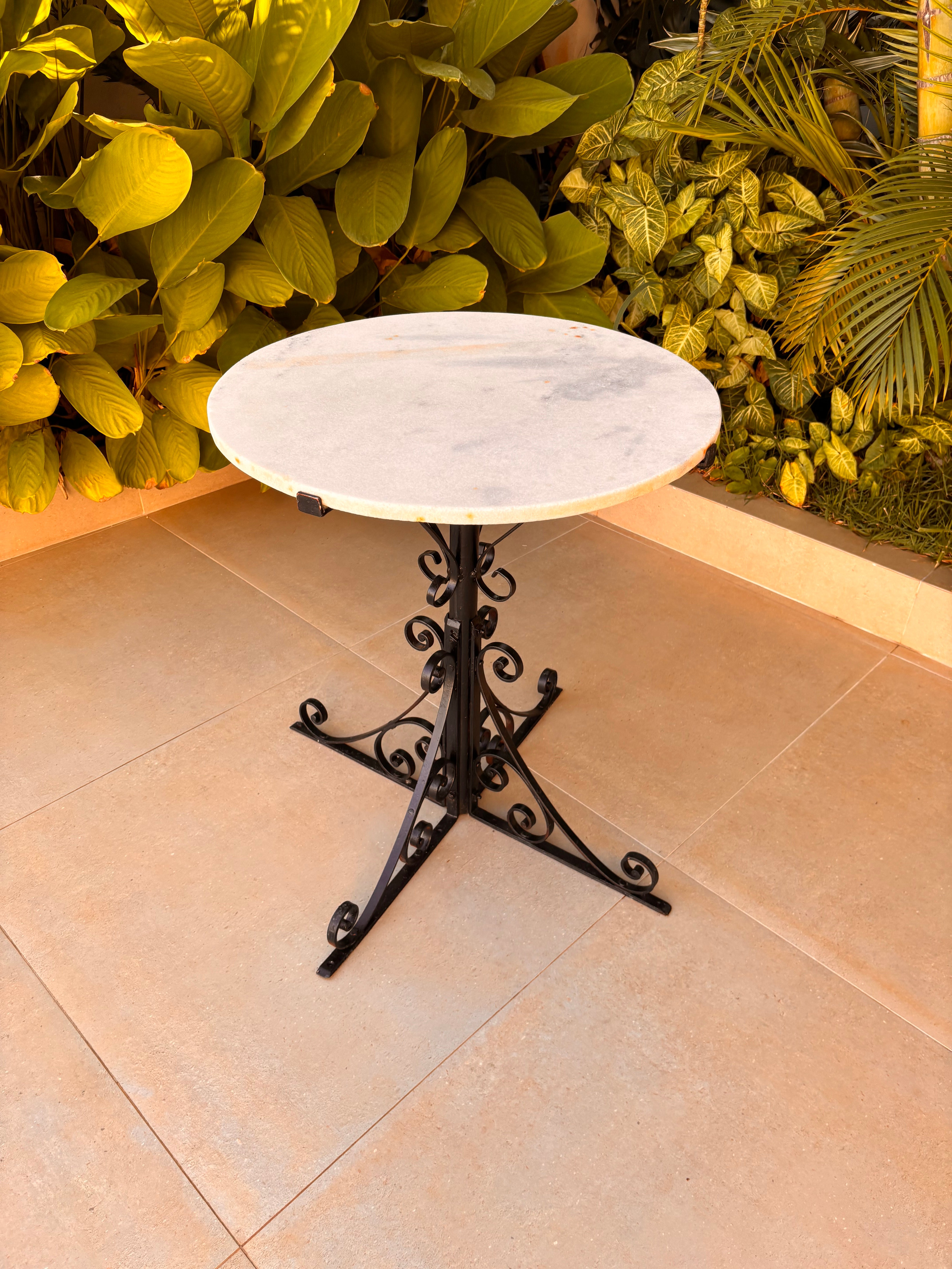 Mesa Bistrô Vintage Estilo Francês – Tampo Mármore e Base Ferro, meados do século XIX (fim dos anos 1800)