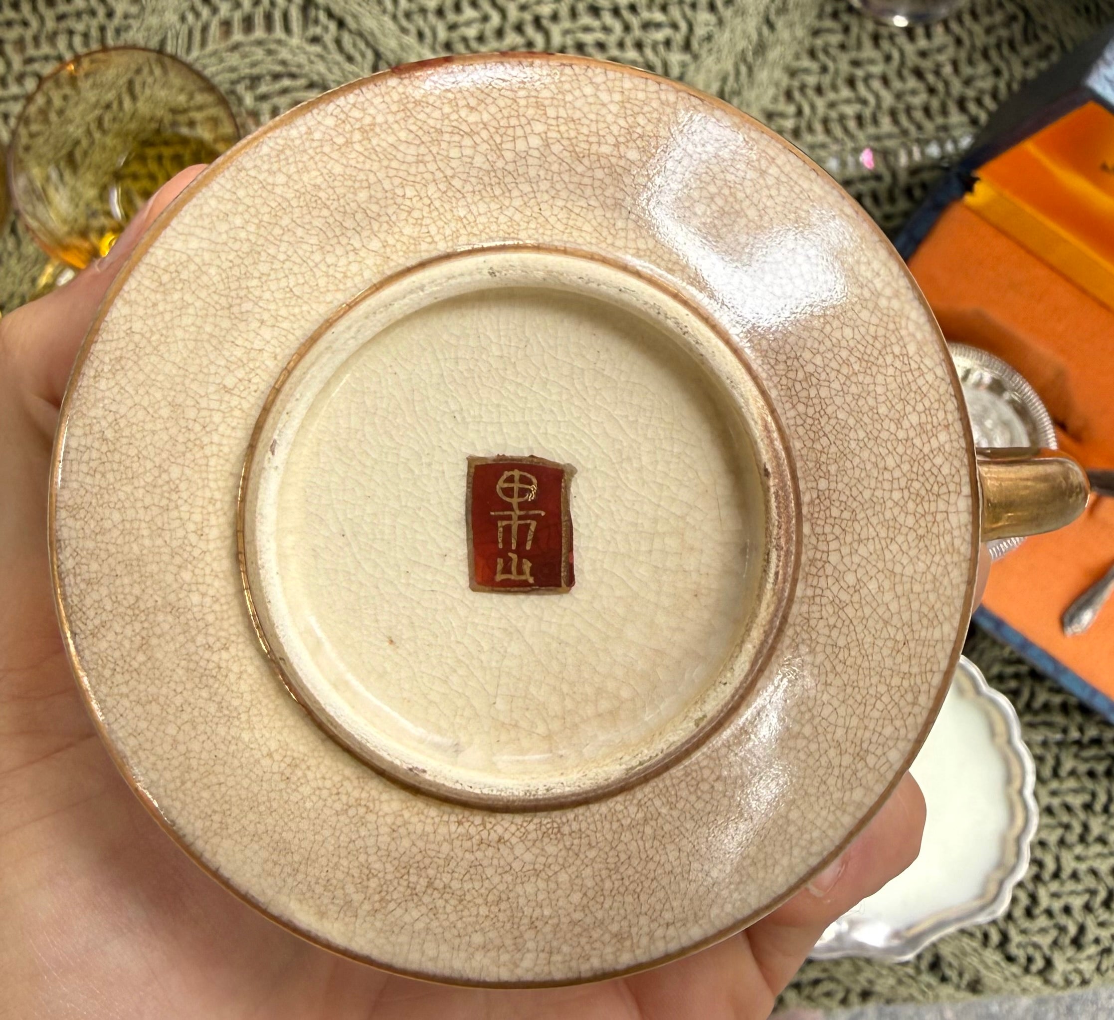 Xícara Japonesa Antiga Estilo Satsuma com Pagode e Detalhes em dourado