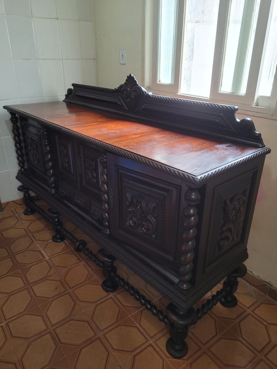 Sala de Jantar Antiga em Madeira Maciça escura - Cristaleira, Buffet, Aparador, Mesa e Cadeiras 