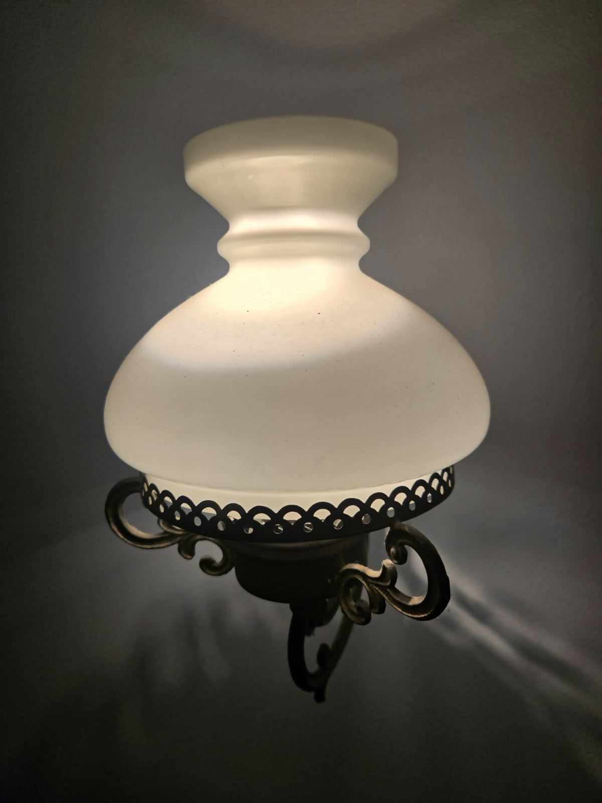 Arandela antiga em bronze com cúpula de vidro leitoso