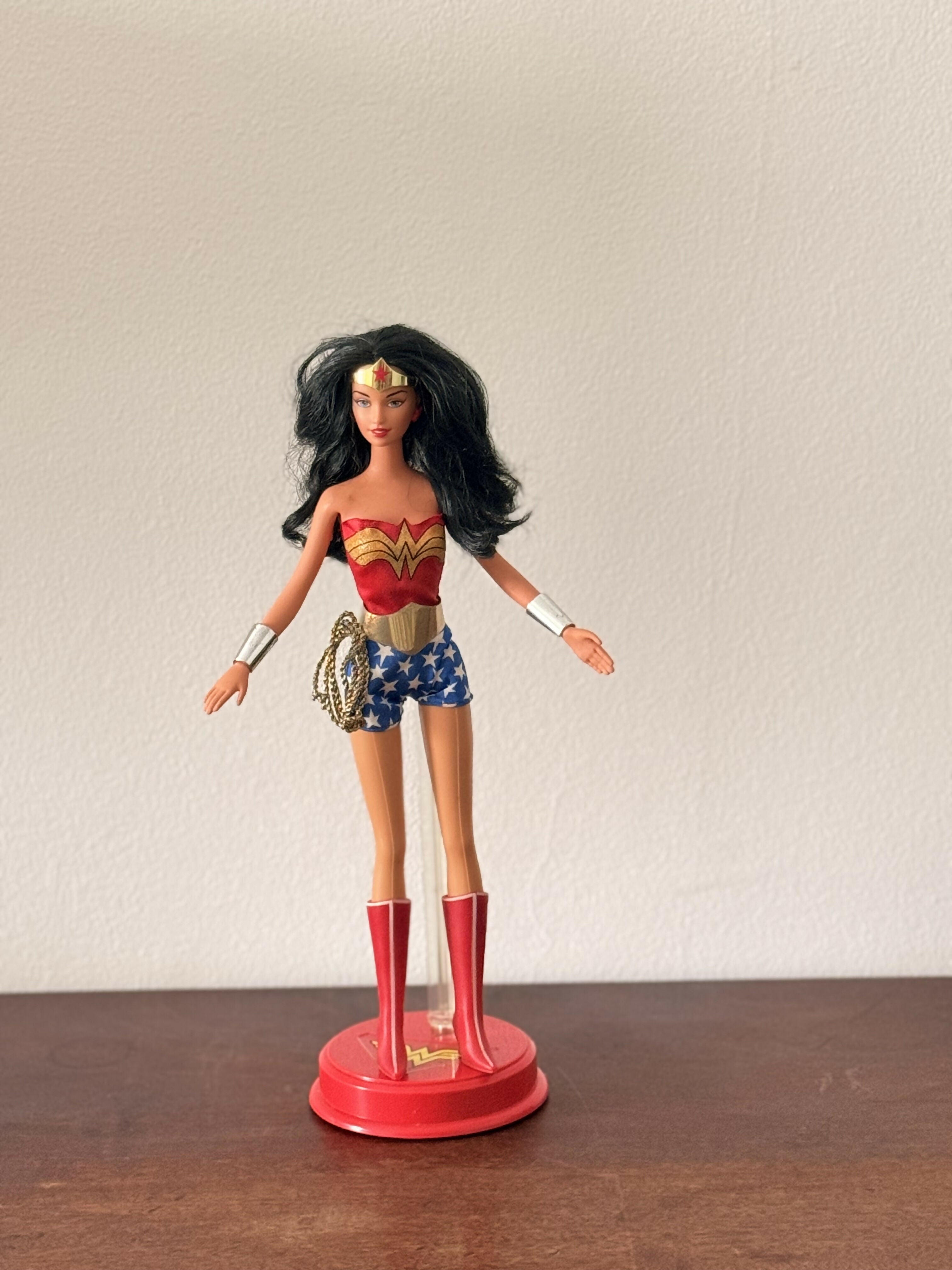 Boneca Barbie colecionável Mulher Maravilha - Mattel (na caixa)