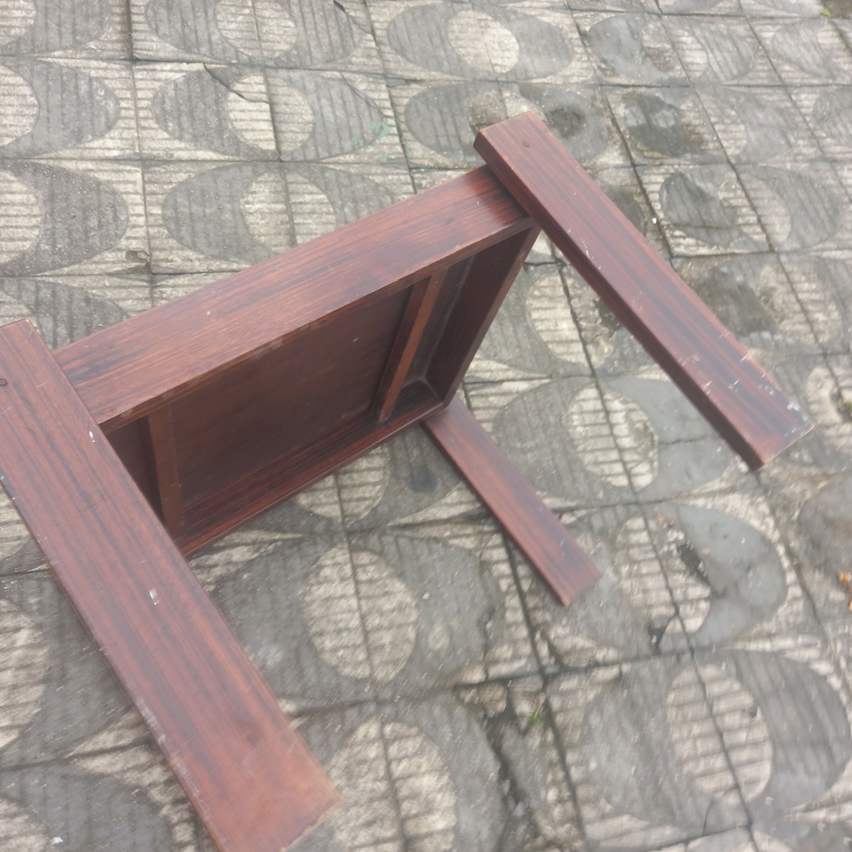 Mesa auxiliar quadrada em madeira