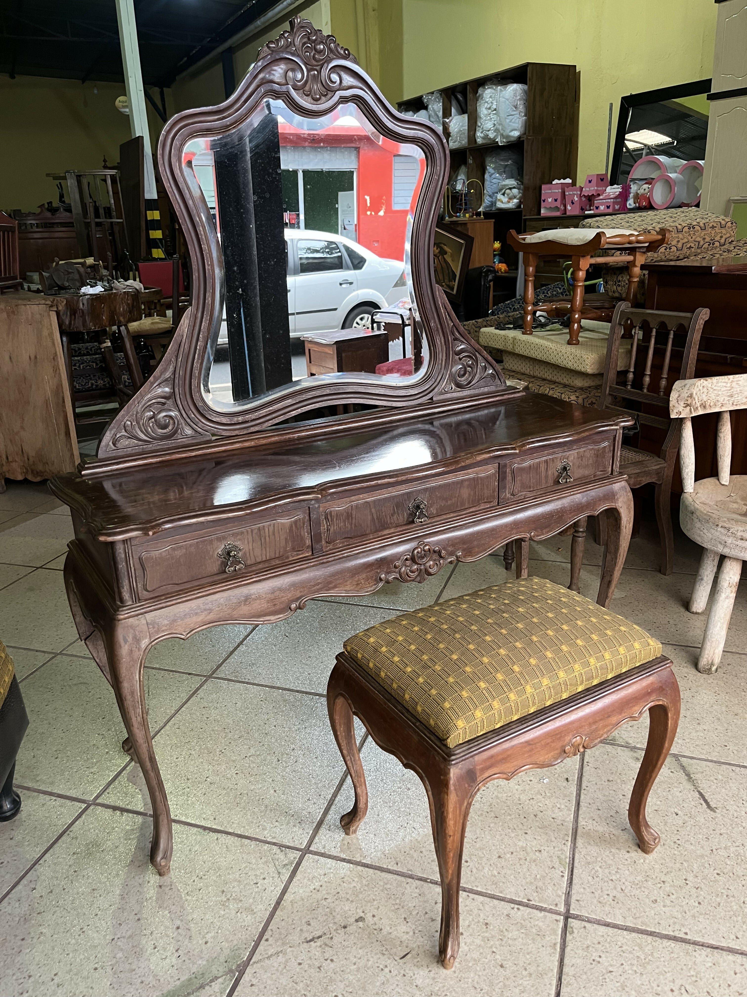 PENTEADEIRA COM BANQUETA LUÍS XV (ESPELHO BISOTÊ)