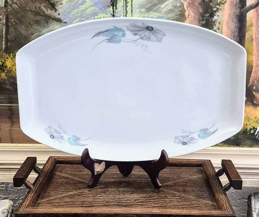 Conjunto, lindíssimo e impecável,  em porcelana alemã centenária Thomas Bavaria, anos 30, hoje: Rosenthal. 27 peças.