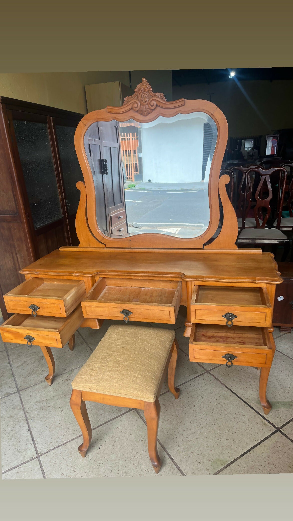 LINDA PENTEADEIRA COM BANQUETA ANTIGA