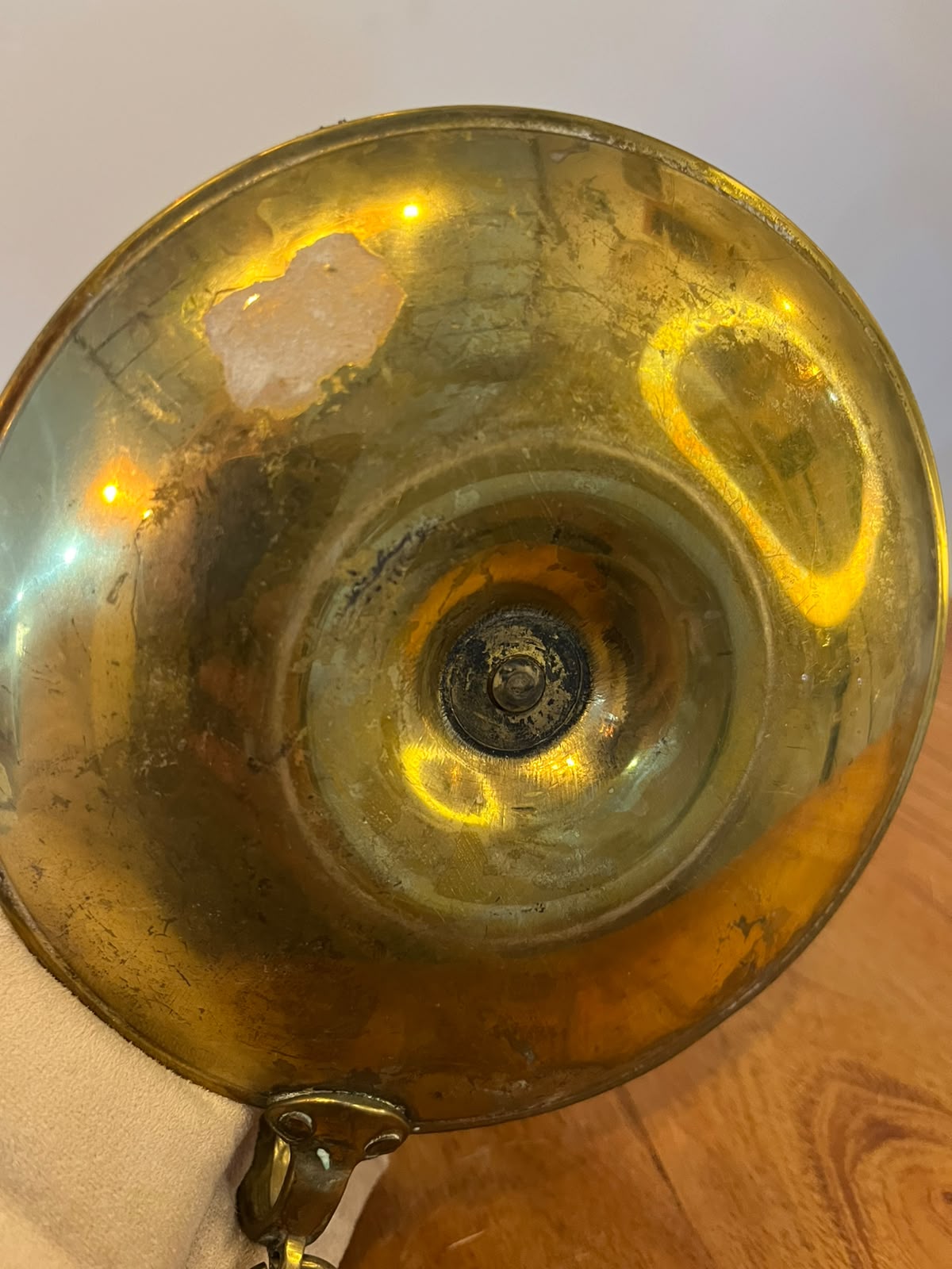 Castiçal de câmara antigo em latão dourado com estrutura articulada – 21 cm