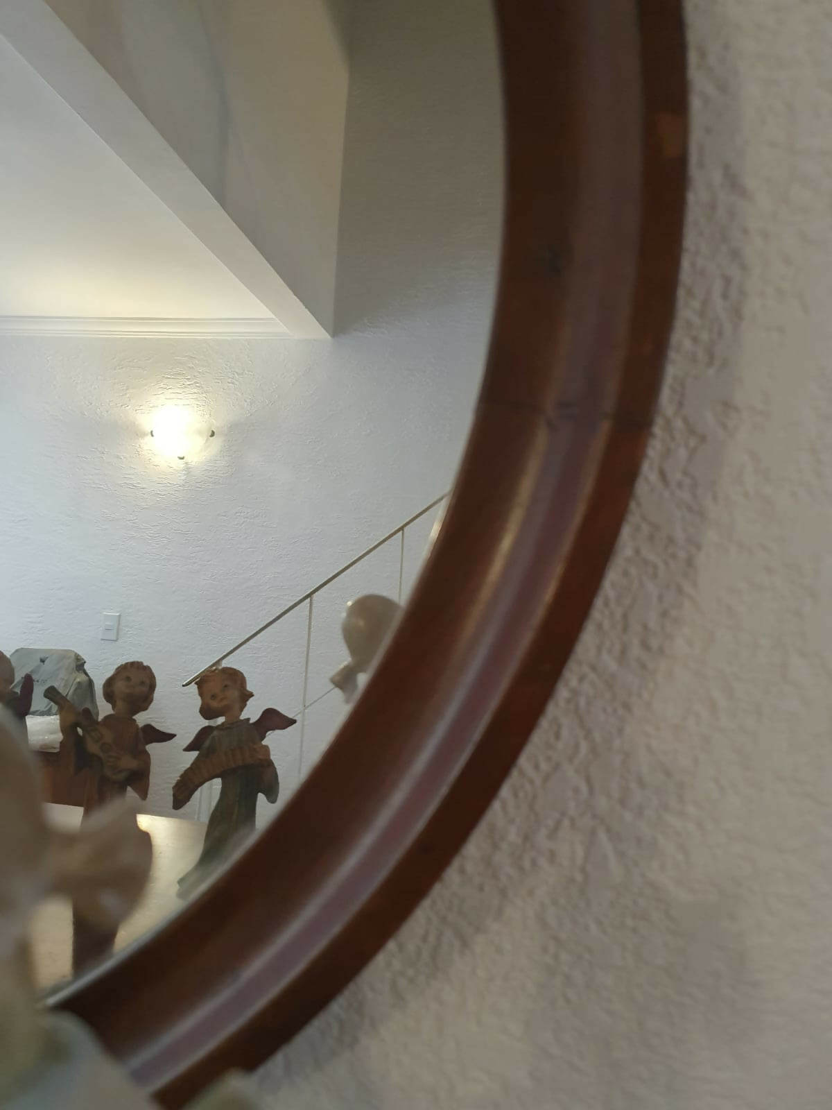 Espelho redondo com moldura em madeira nobre, anos 60.